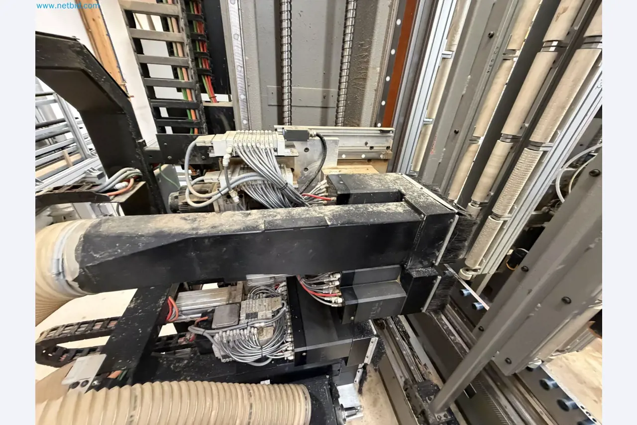 For sale due to insolvency. First-class longitudinal machining center with numerical control for modular furniture production with unloading robot-11