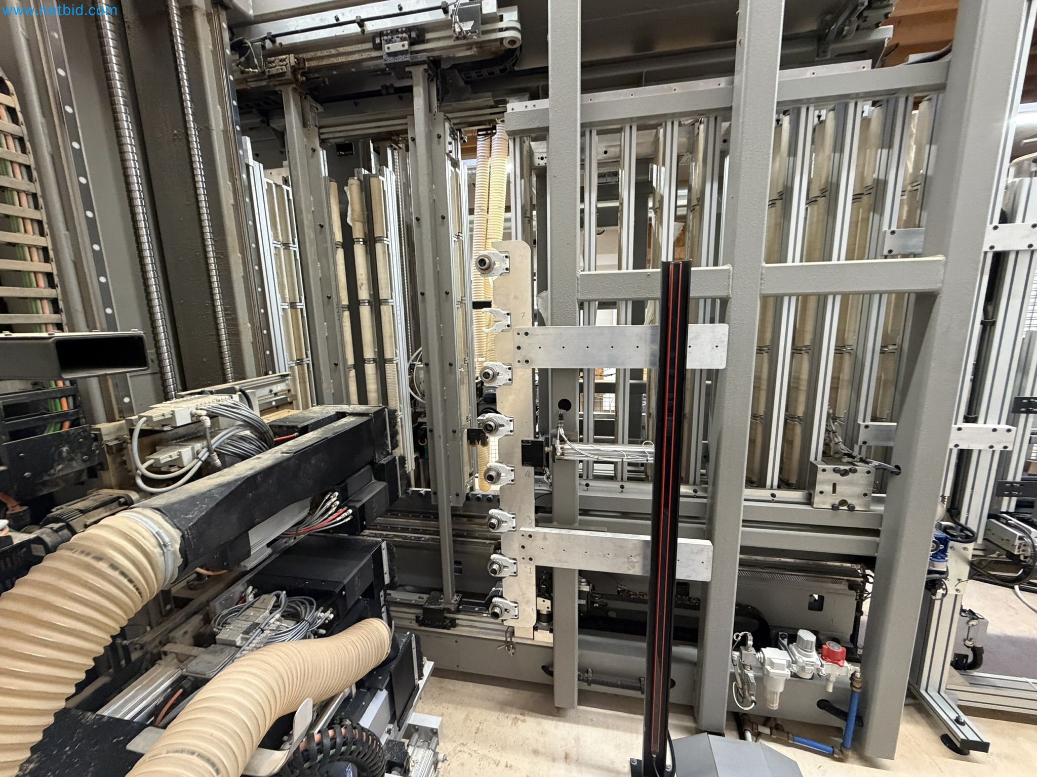 For sale due to insolvency. First-class longitudinal machining center with numerical control for modular furniture production with unloading robot-12