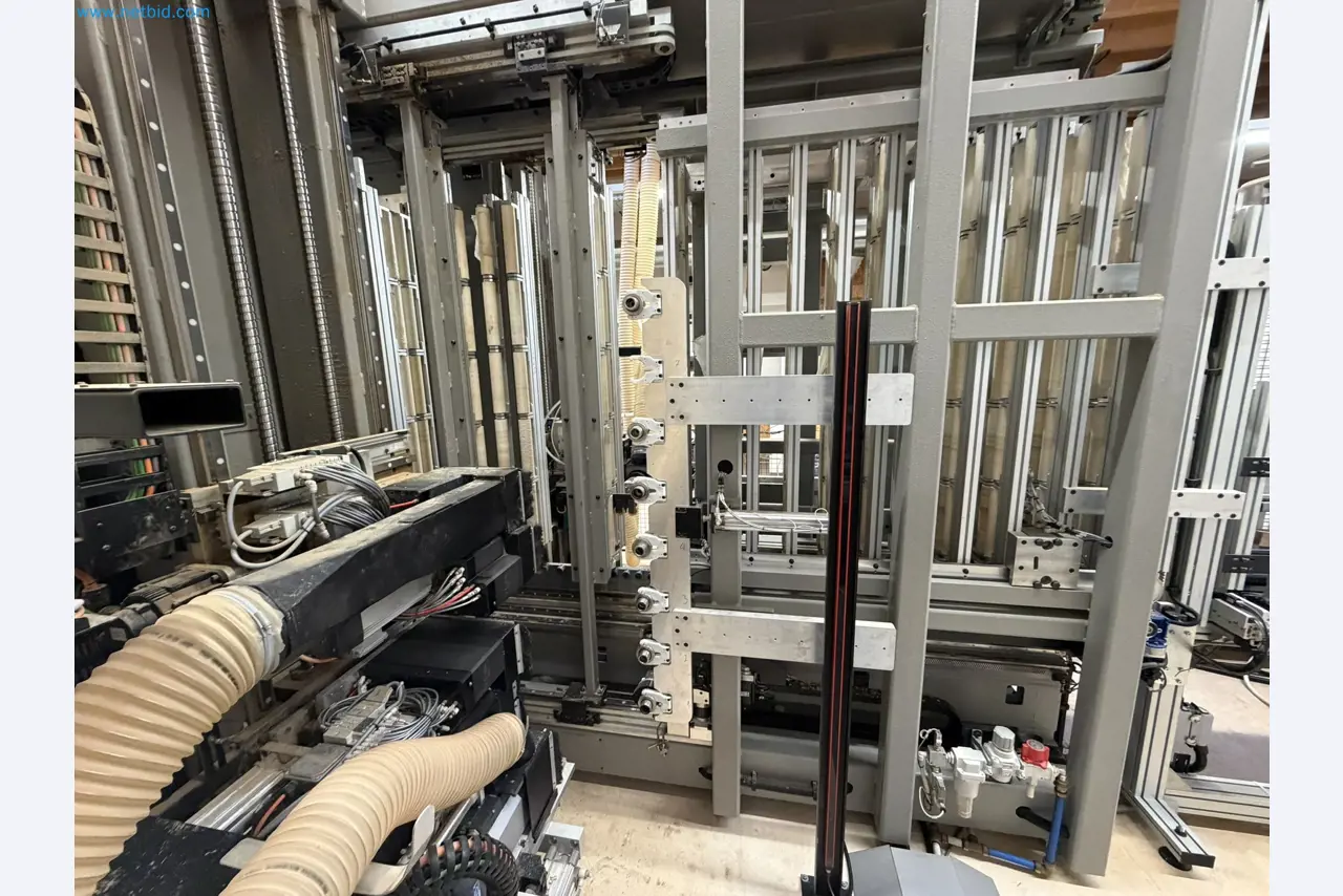 For sale due to insolvency. First-class longitudinal machining center with numerical control for modular furniture production with unloading robot-12