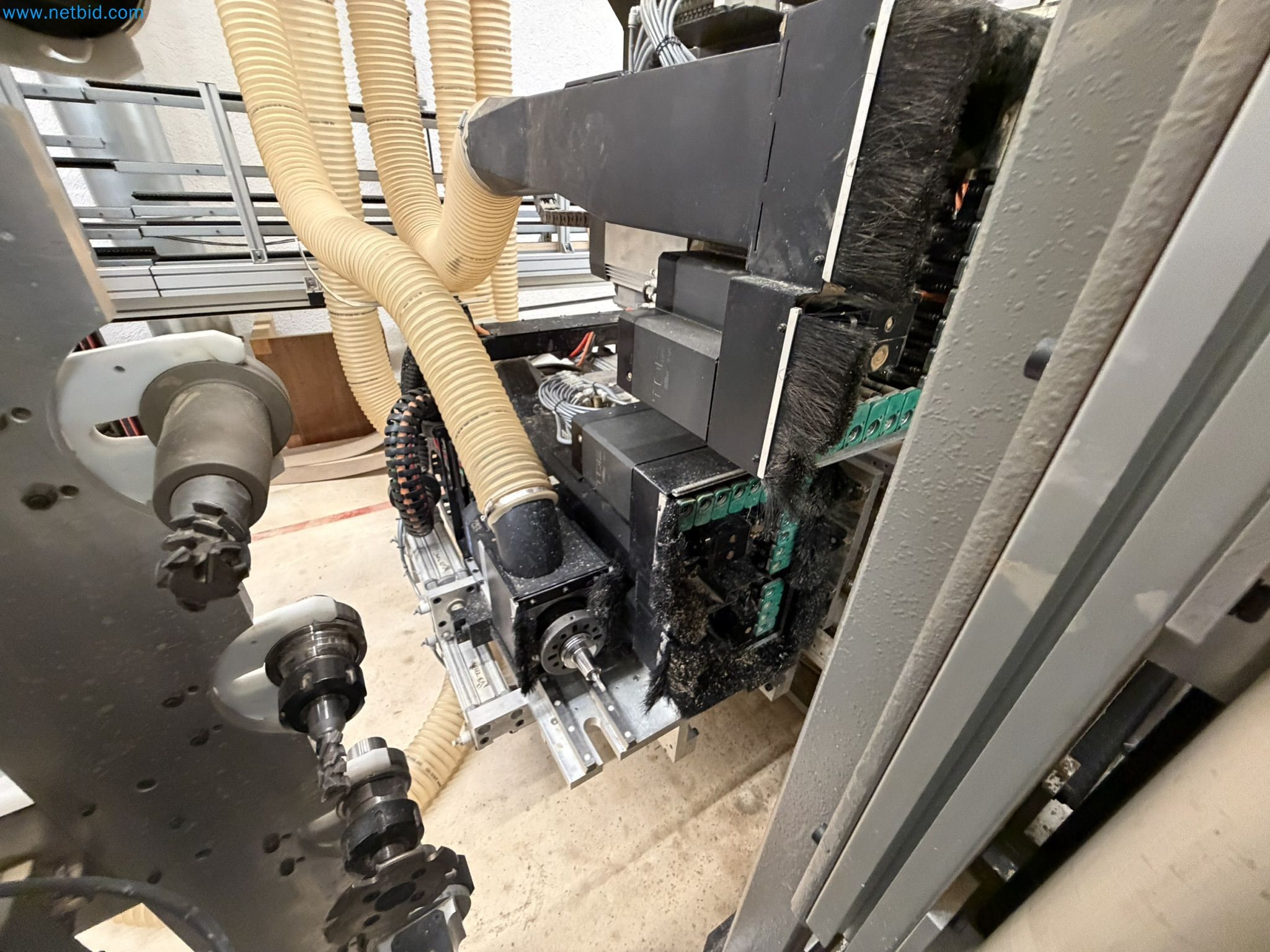 For sale due to insolvency. First-class longitudinal machining center with numerical control for modular furniture production with unloading robot-13