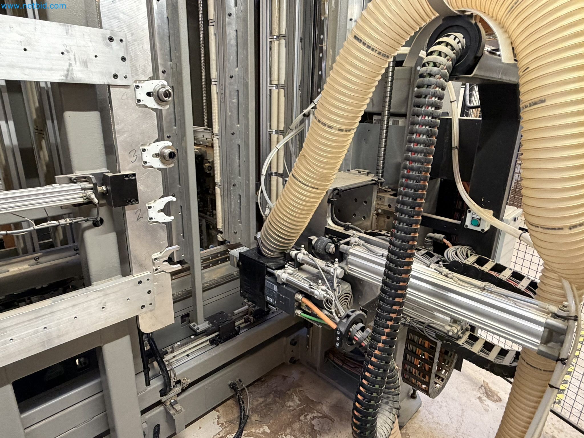 For sale due to insolvency. First-class longitudinal machining center with numerical control for modular furniture production with unloading robot-17