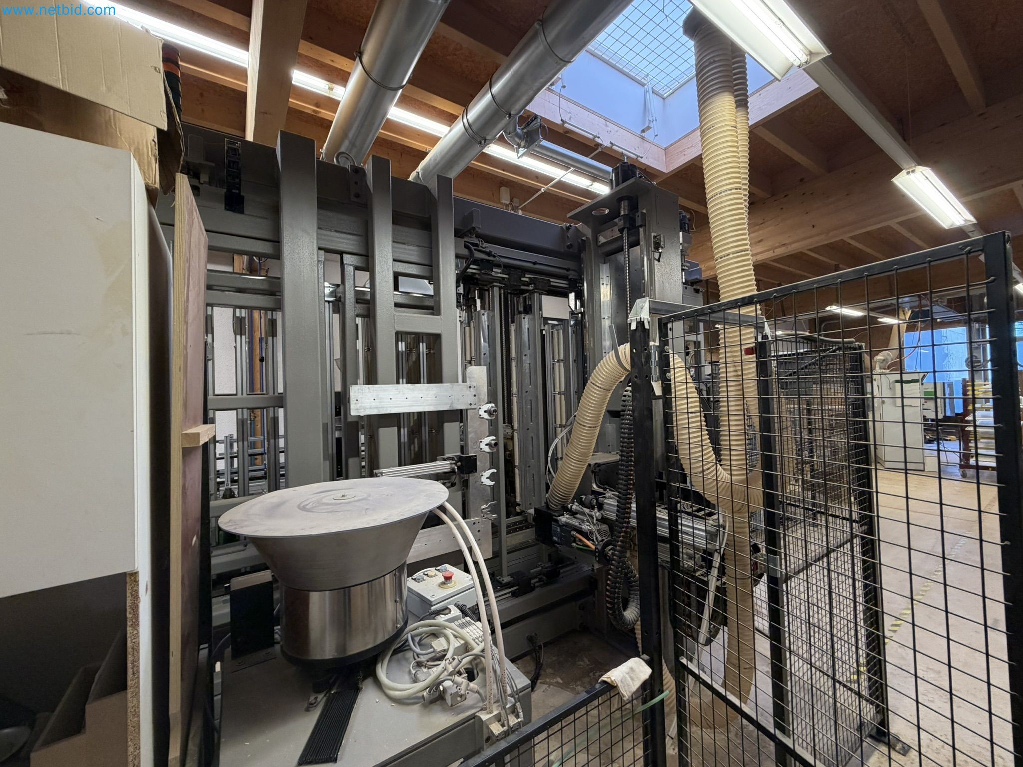 For sale due to insolvency. First-class longitudinal machining center with numerical control for modular furniture production with unloading robot-23