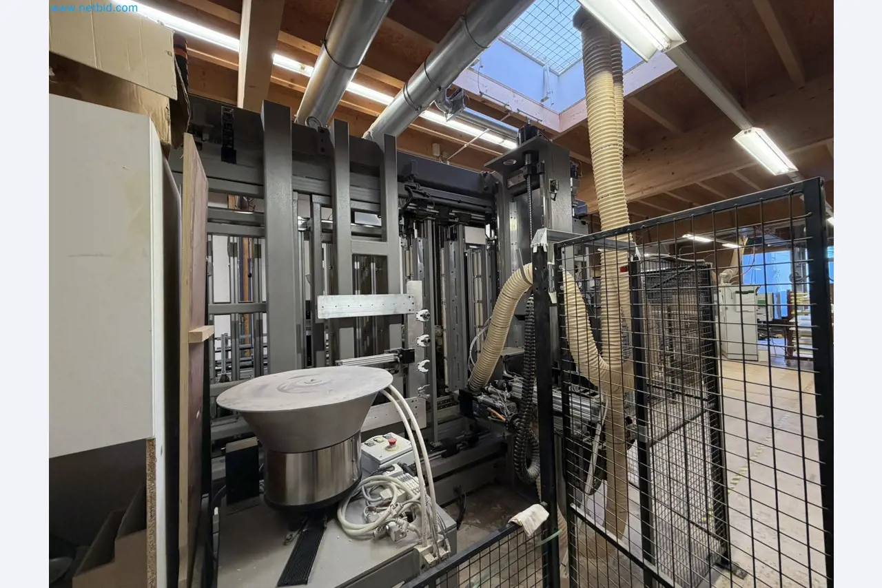 For sale due to insolvency. First-class longitudinal machining center with numerical control for modular furniture production with unloading robot-23