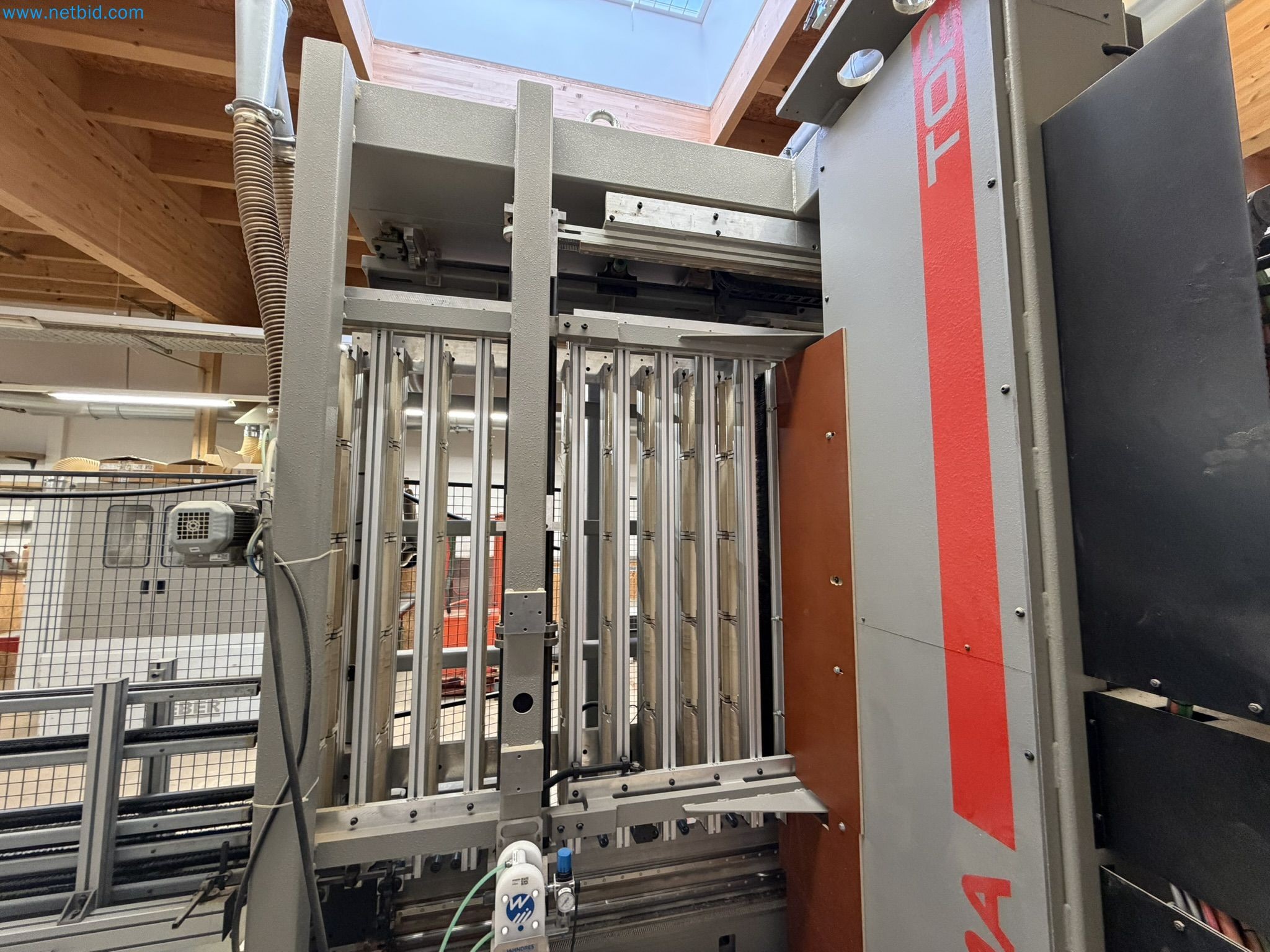 For sale due to insolvency. First-class longitudinal machining center with numerical control for modular furniture production with unloading robot-27