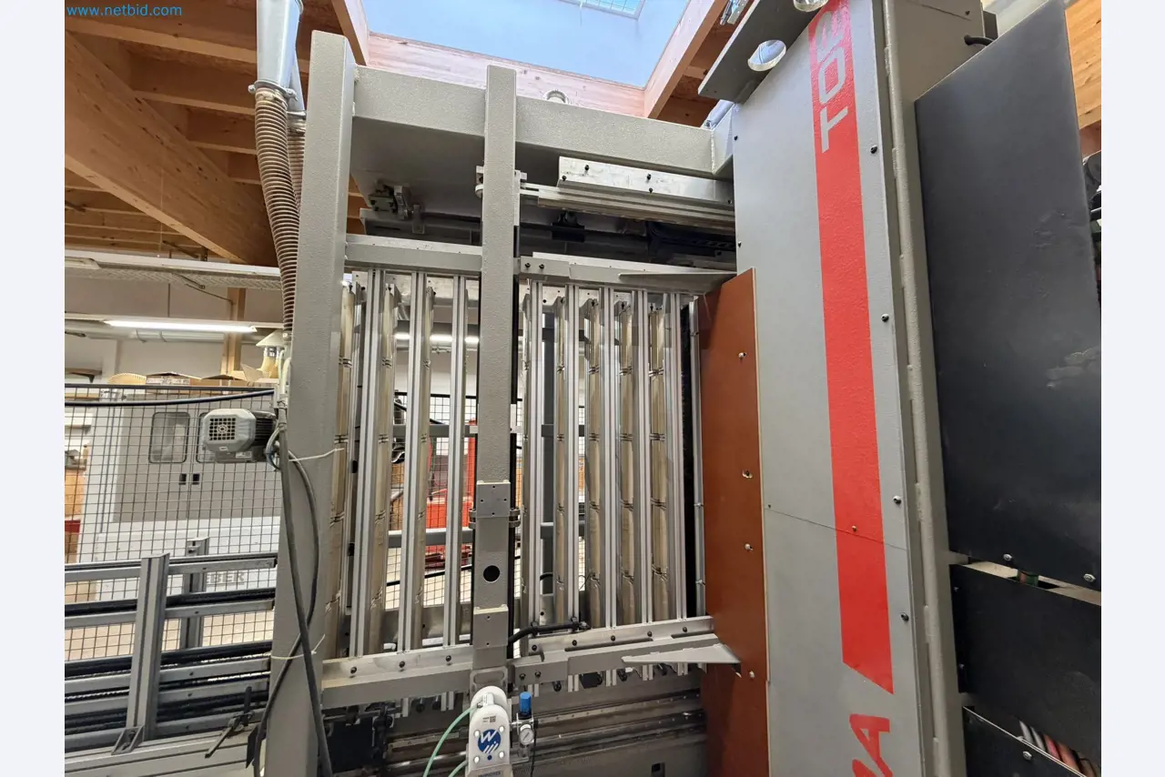 For sale due to insolvency. First-class longitudinal machining center with numerical control for modular furniture production with unloading robot-27