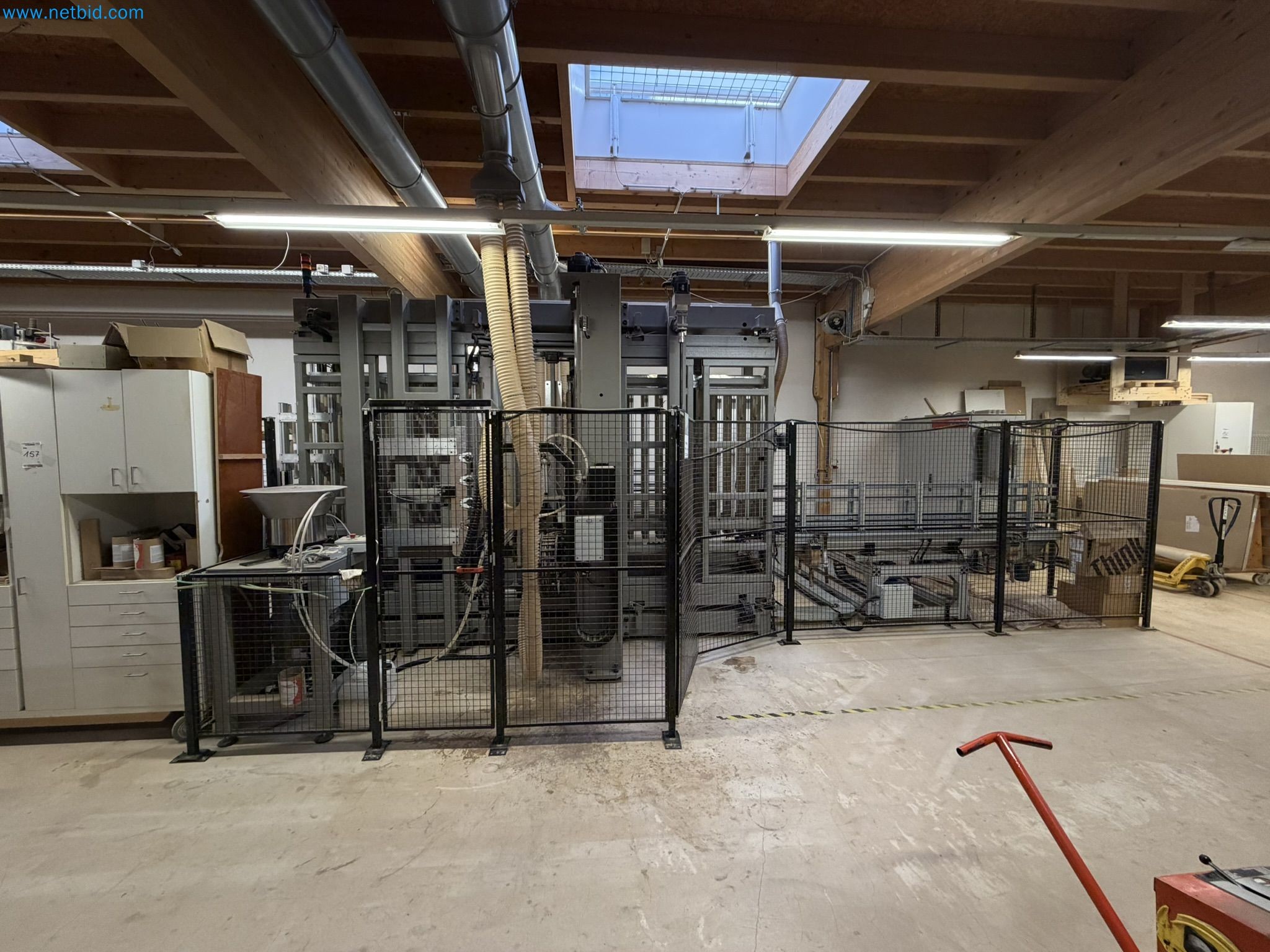 For sale due to insolvency. First-class longitudinal machining center with numerical control for modular furniture production with unloading robot-31