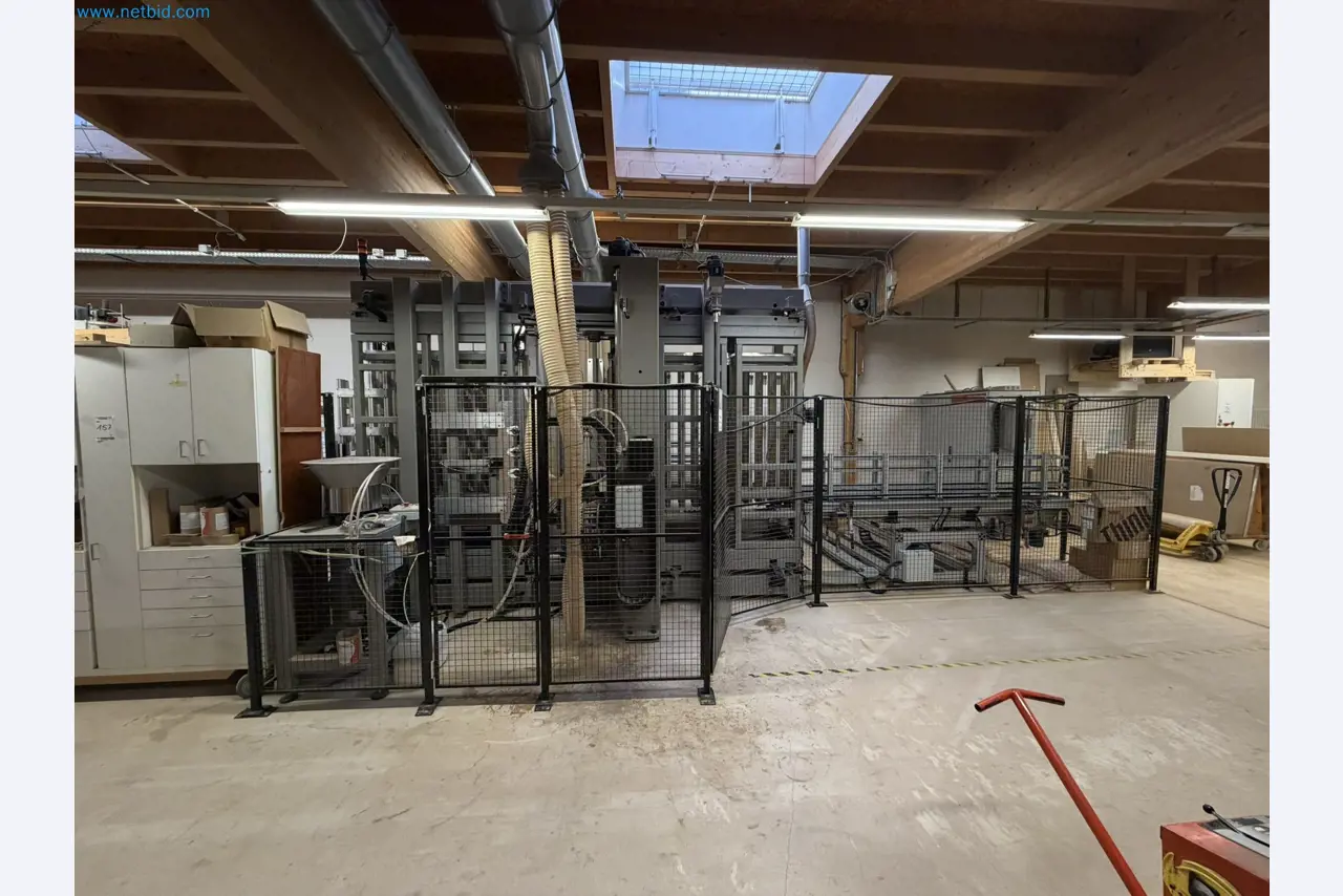 For sale due to insolvency. First-class longitudinal machining center with numerical control for modular furniture production with unloading robot-31