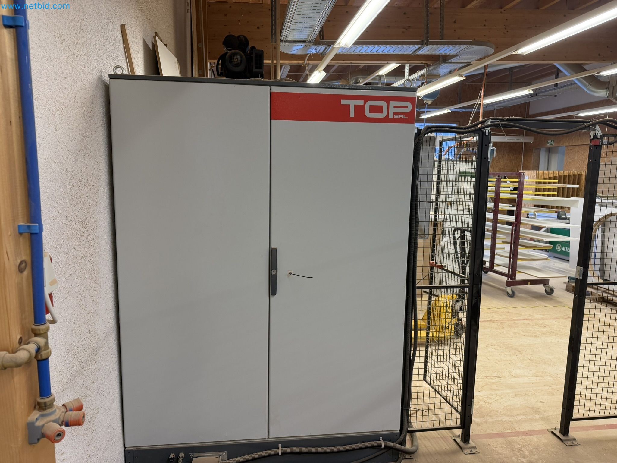 For sale due to insolvency. First-class longitudinal machining center with numerical control for modular furniture production with unloading robot-34