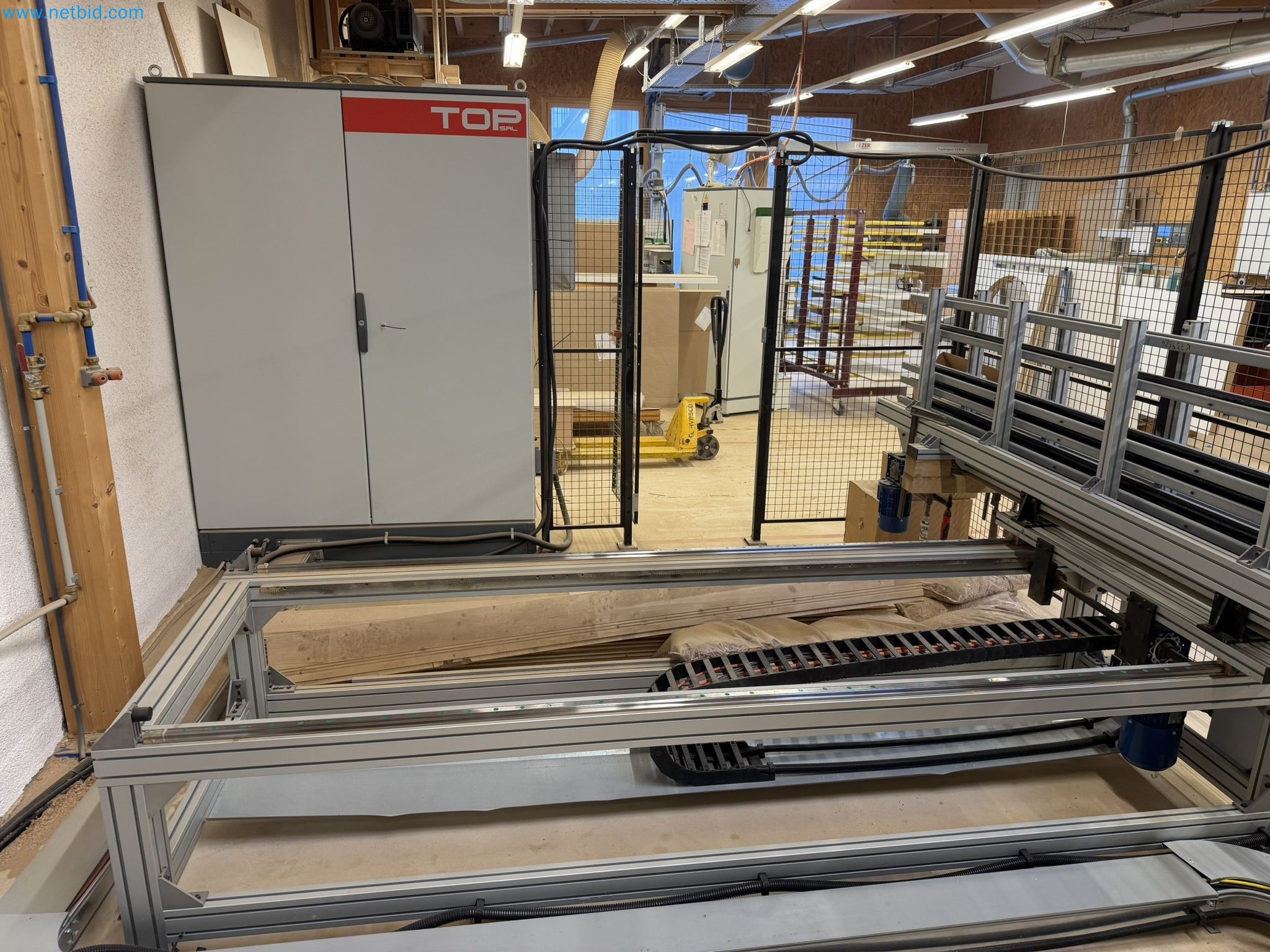 For sale due to insolvency. First-class longitudinal machining center with numerical control for modular furniture production with unloading robot-37