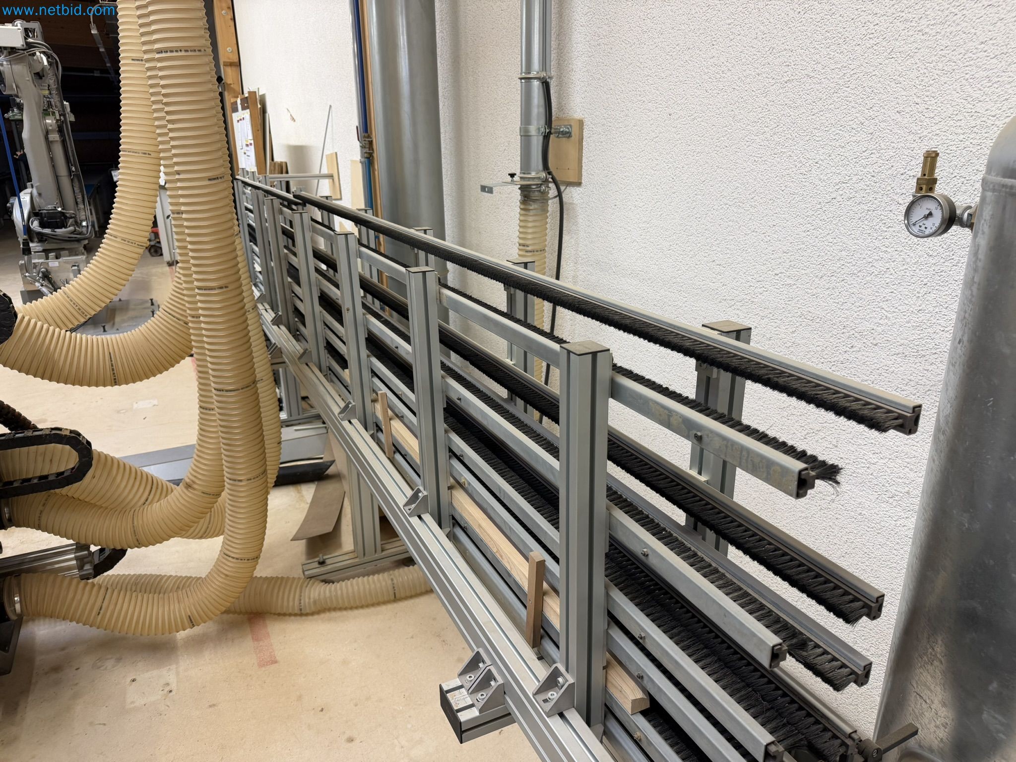 For sale due to insolvency. First-class longitudinal machining center with numerical control for modular furniture production with unloading robot-39