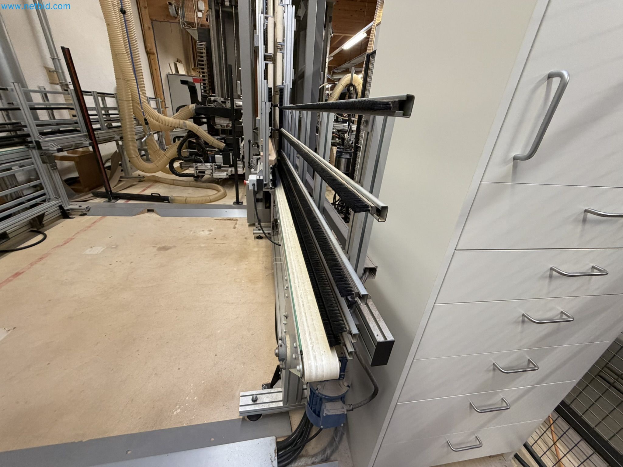 For sale due to insolvency. First-class longitudinal machining center with numerical control for modular furniture production with unloading robot-3