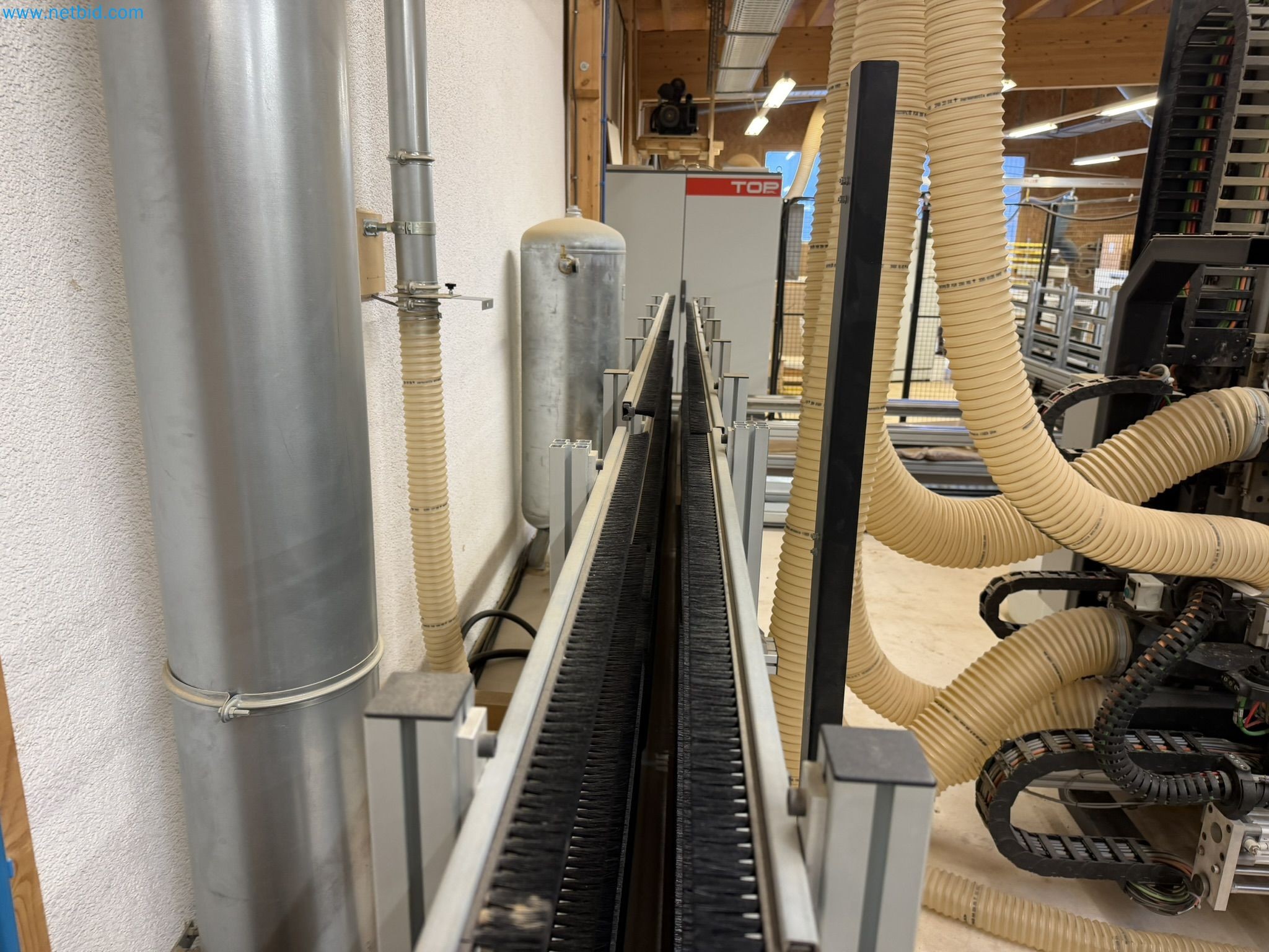 For sale due to insolvency. First-class longitudinal machining center with numerical control for modular furniture production with unloading robot-40