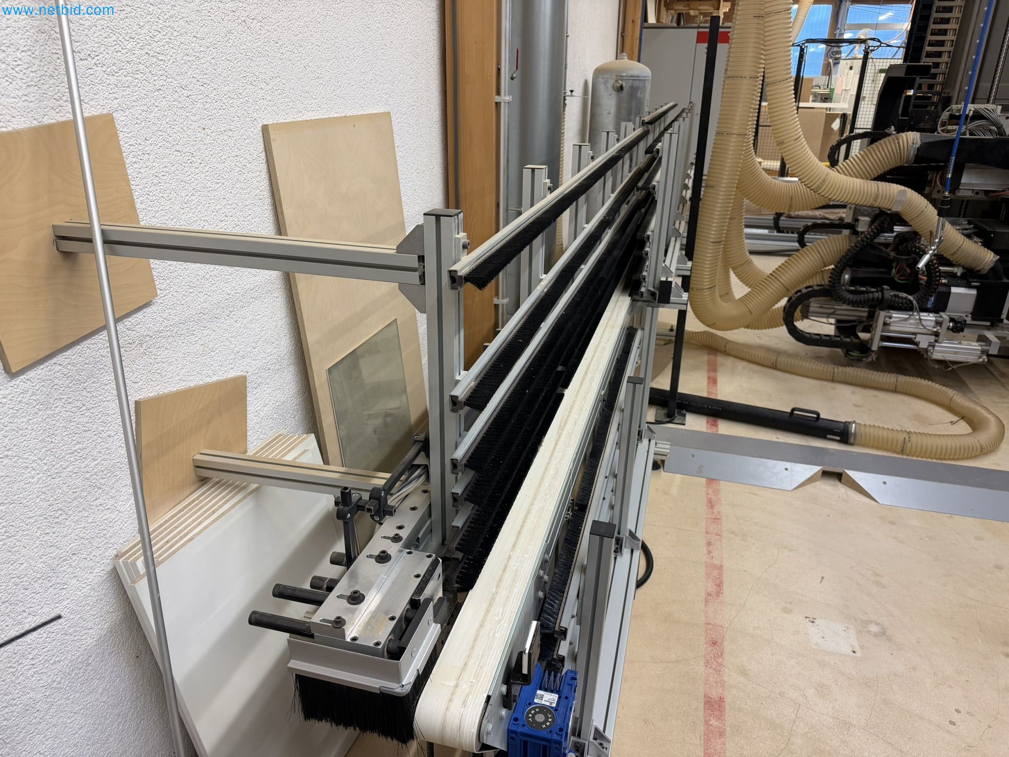 For sale due to insolvency. First-class longitudinal machining center with numerical control for modular furniture production with unloading robot-41