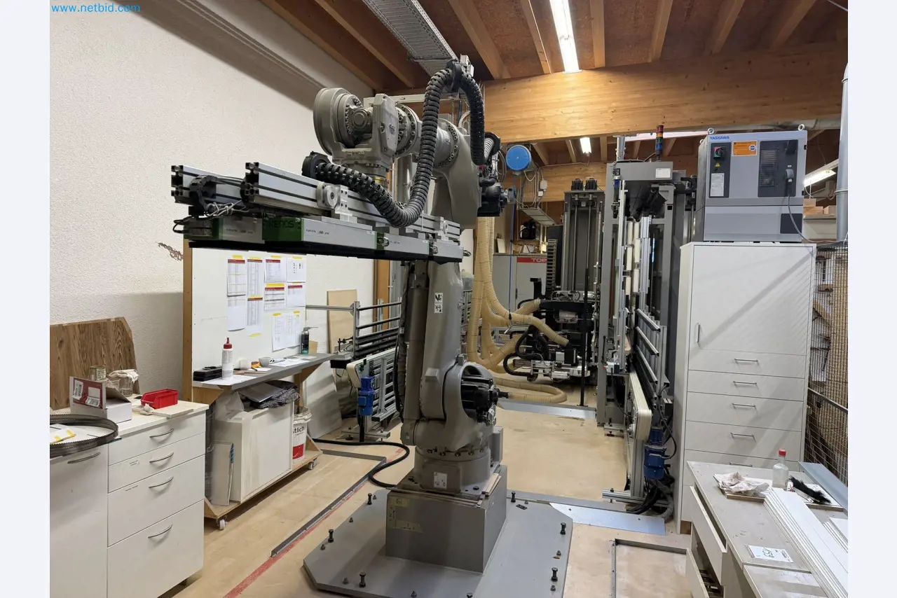For sale due to insolvency. First-class longitudinal machining center with numerical control for modular furniture production with unloading robot-43