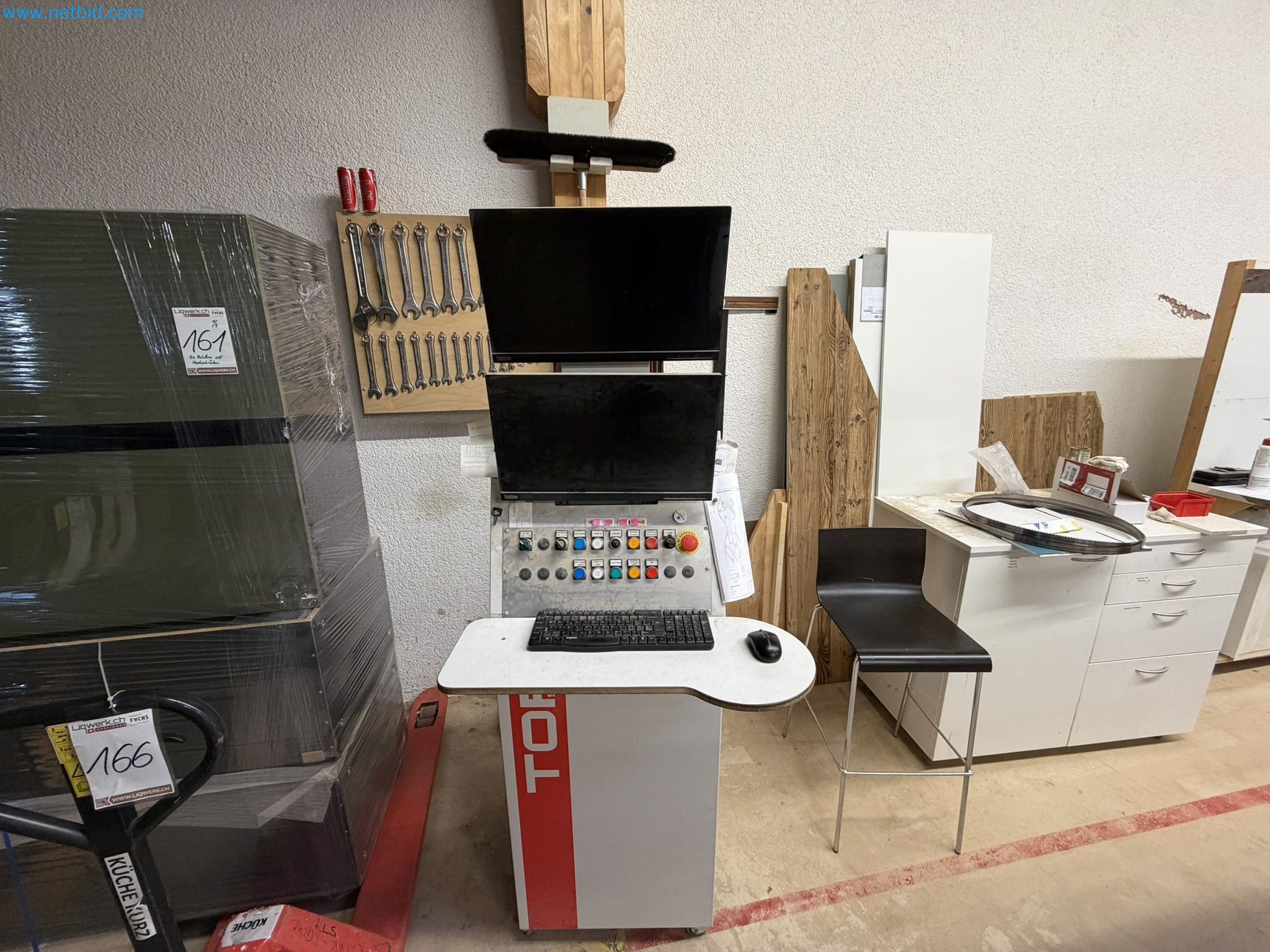 For sale due to insolvency. First-class longitudinal machining center with numerical control for modular furniture production with unloading robot-48