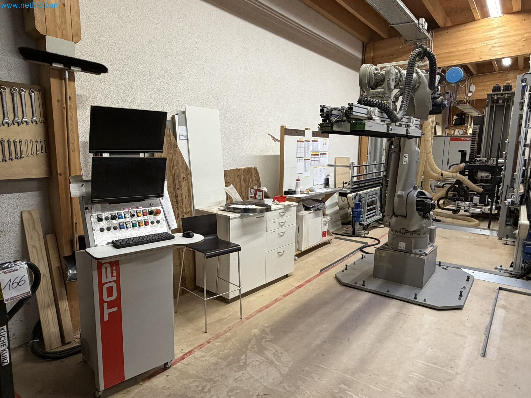 For sale due to insolvency. First-class longitudinal machining center with numerical control for modular furniture production with unloading robot-49