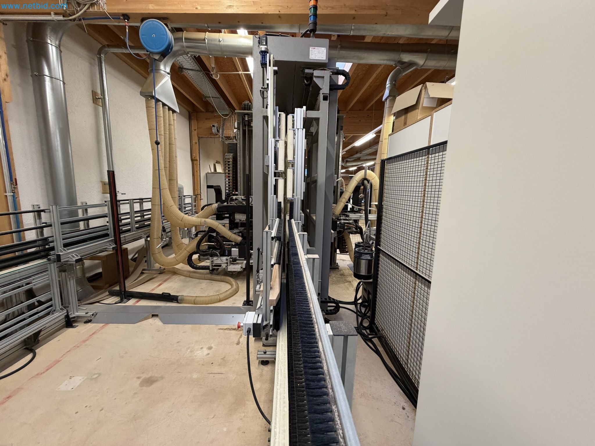 For sale due to insolvency. First-class longitudinal machining center with numerical control for modular furniture production with unloading robot-4