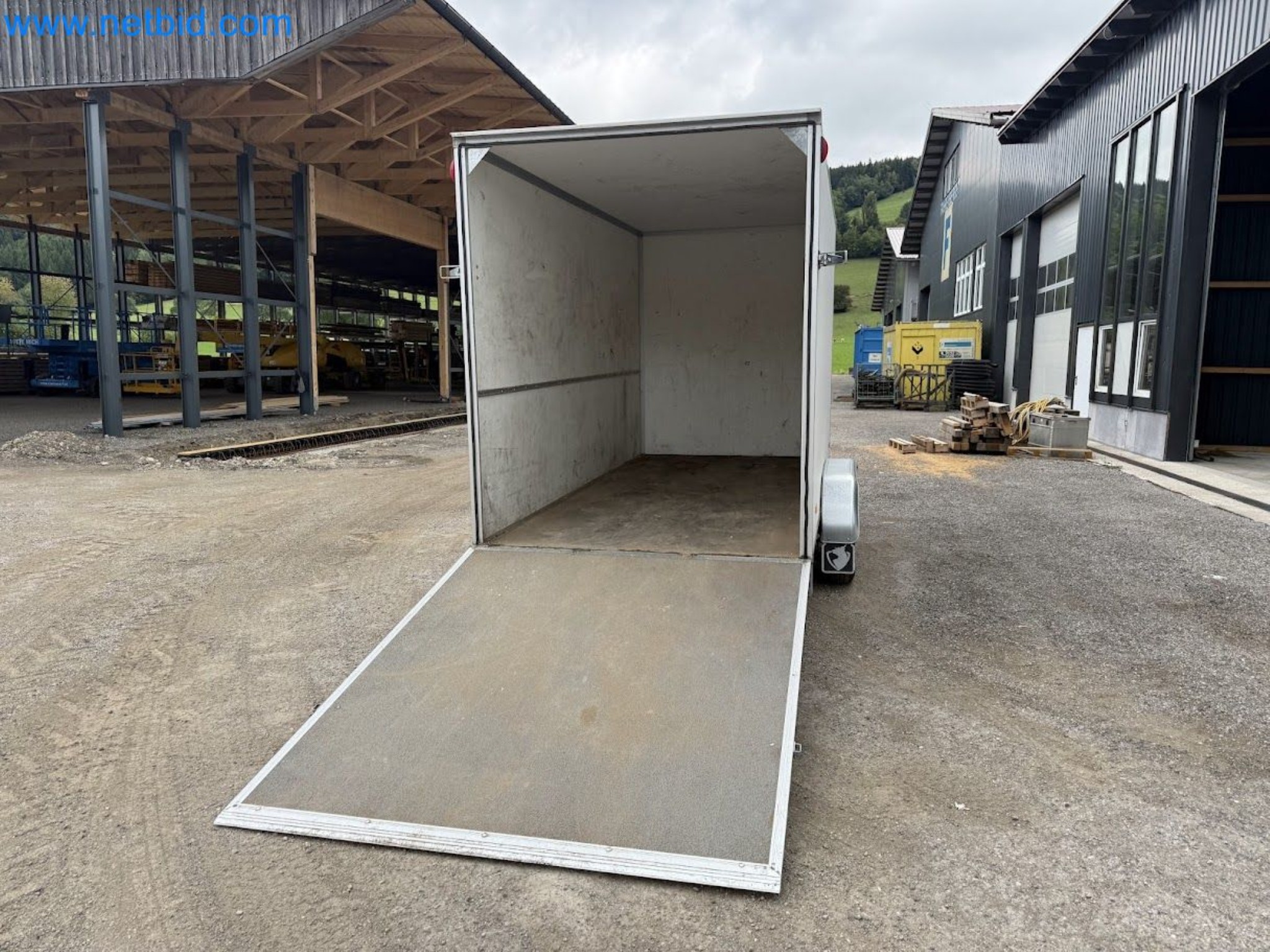 PKW Tandemanhänger Hapert SAPPHIRE TA/C39B/302 und PKW Plateau-Tandemanhänger Eduard P4-10