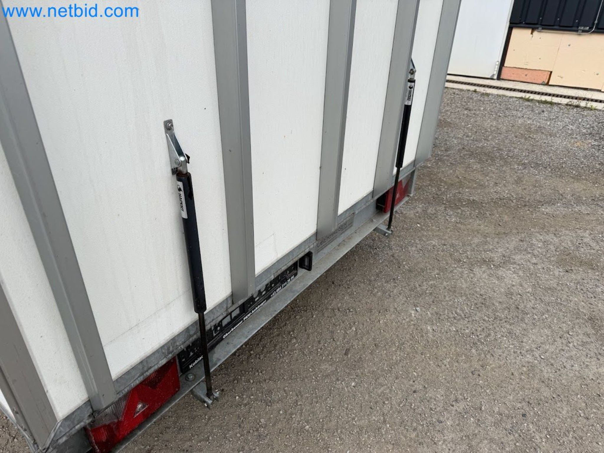 PKW Tandemanhänger Hapert SAPPHIRE TA/C39B/302 und PKW Plateau-Tandemanhänger Eduard P4-16