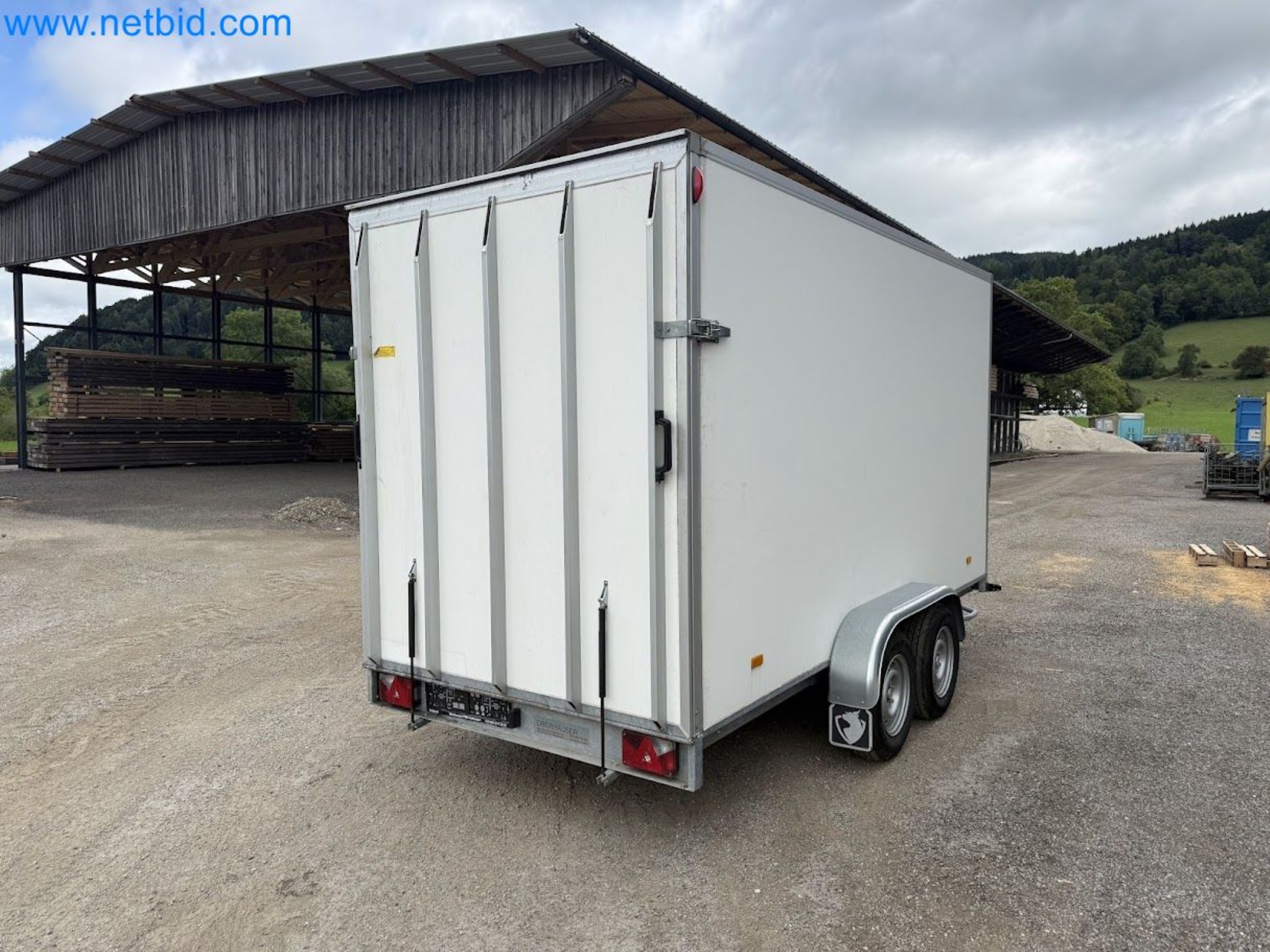 PKW Tandemanhänger Hapert SAPPHIRE TA/C39B/302 und PKW Plateau-Tandemanhänger Eduard P4-17