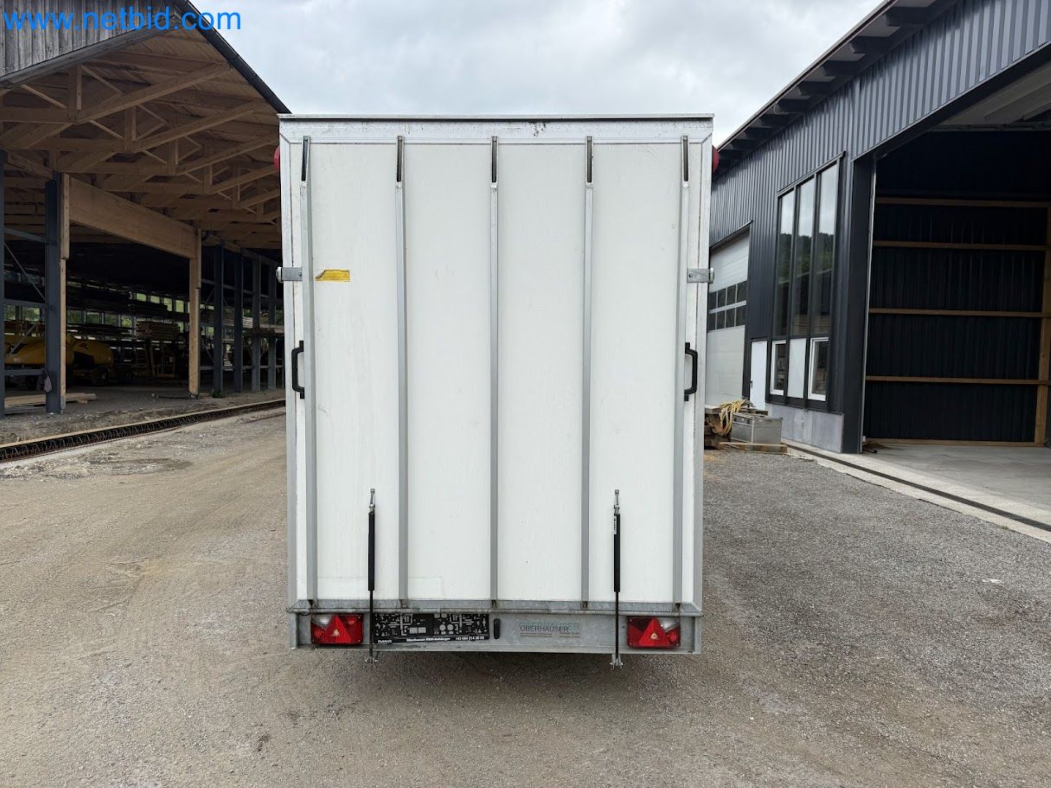 PKW Tandemanhänger Hapert SAPPHIRE TA/C39B/302 und PKW Plateau-Tandemanhänger Eduard P4-18