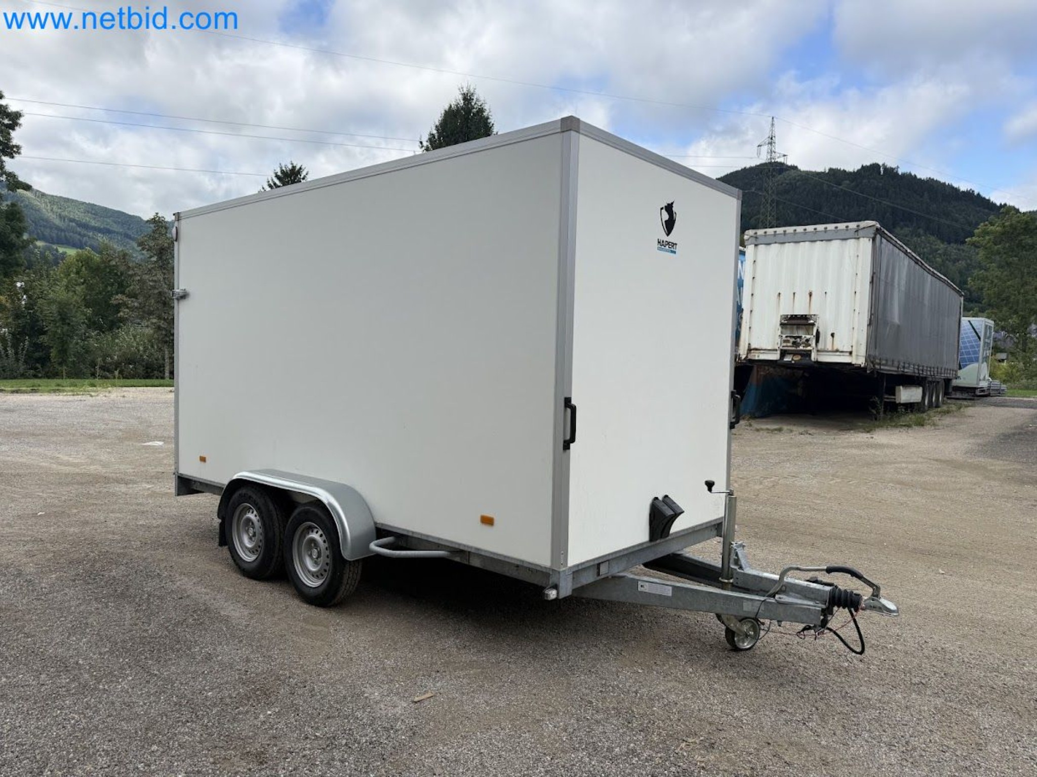 PKW Tandemanhänger Hapert SAPPHIRE TA/C39B/302 und PKW Plateau-Tandemanhänger Eduard P4-1