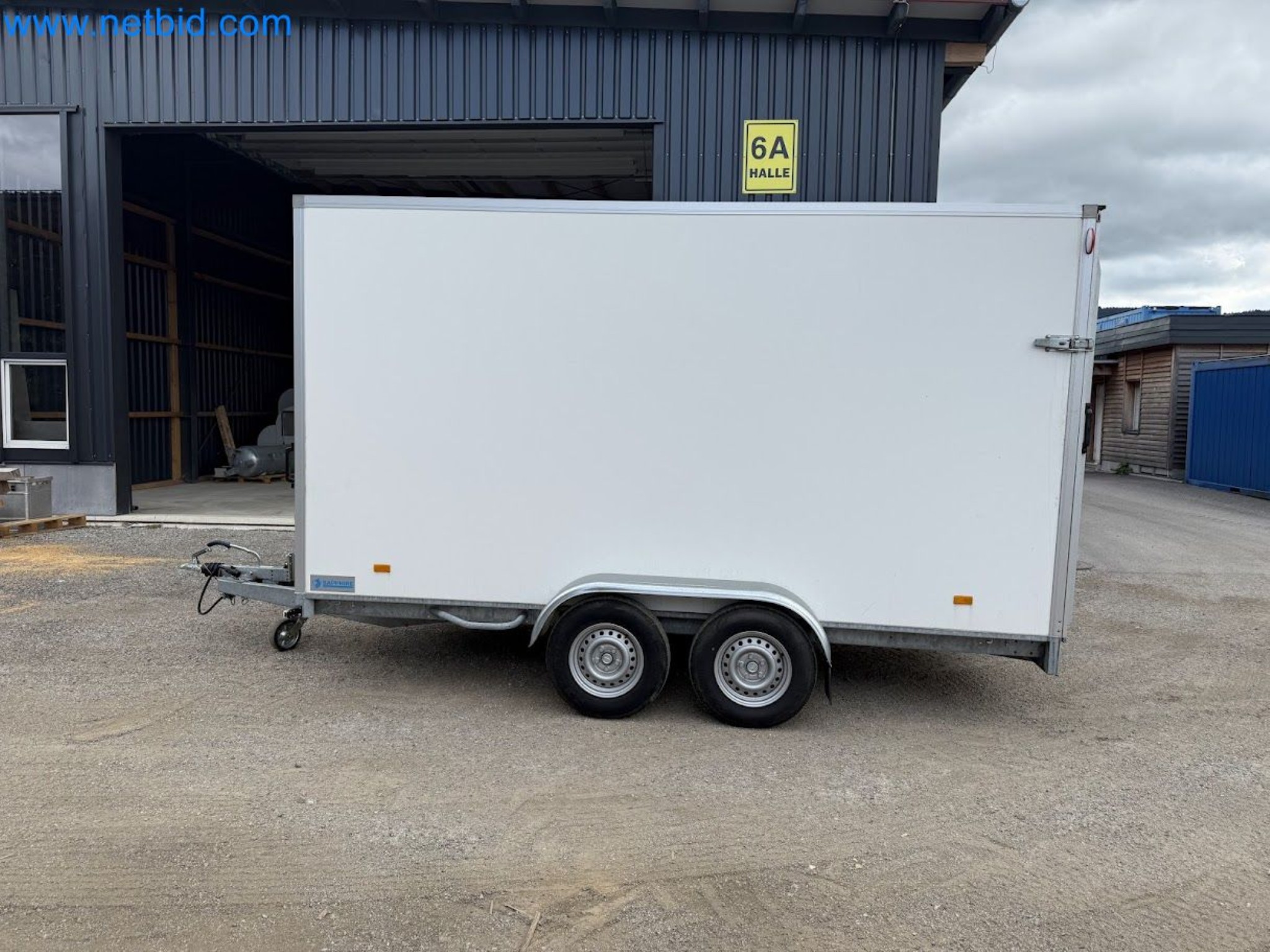 PKW Tandemanhänger Hapert SAPPHIRE TA/C39B/302 und PKW Plateau-Tandemanhänger Eduard P4-20