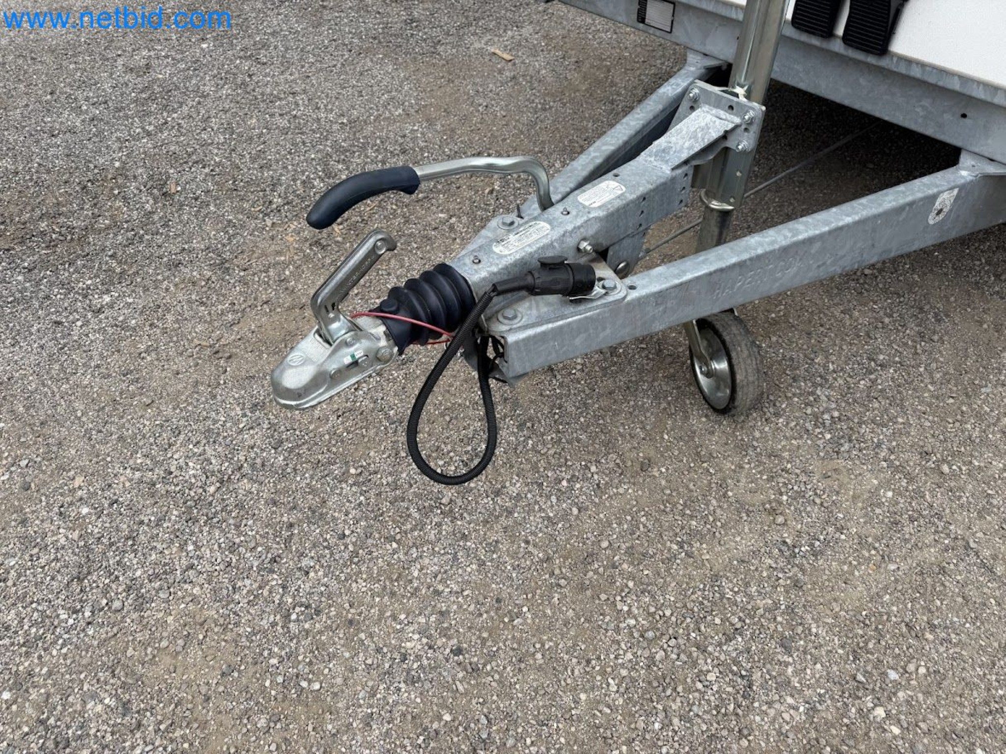 PKW Tandemanhänger Hapert SAPPHIRE TA/C39B/302 und PKW Plateau-Tandemanhänger Eduard P4-23