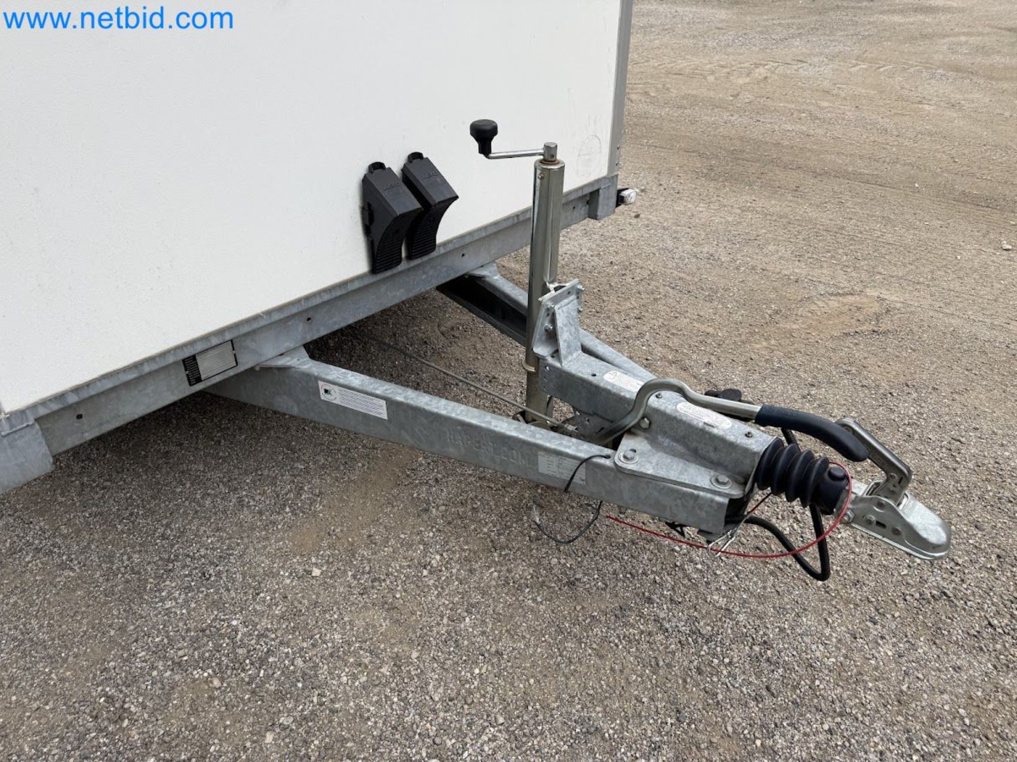 PKW Tandemanhänger Hapert SAPPHIRE TA/C39B/302 und PKW Plateau-Tandemanhänger Eduard P4-3