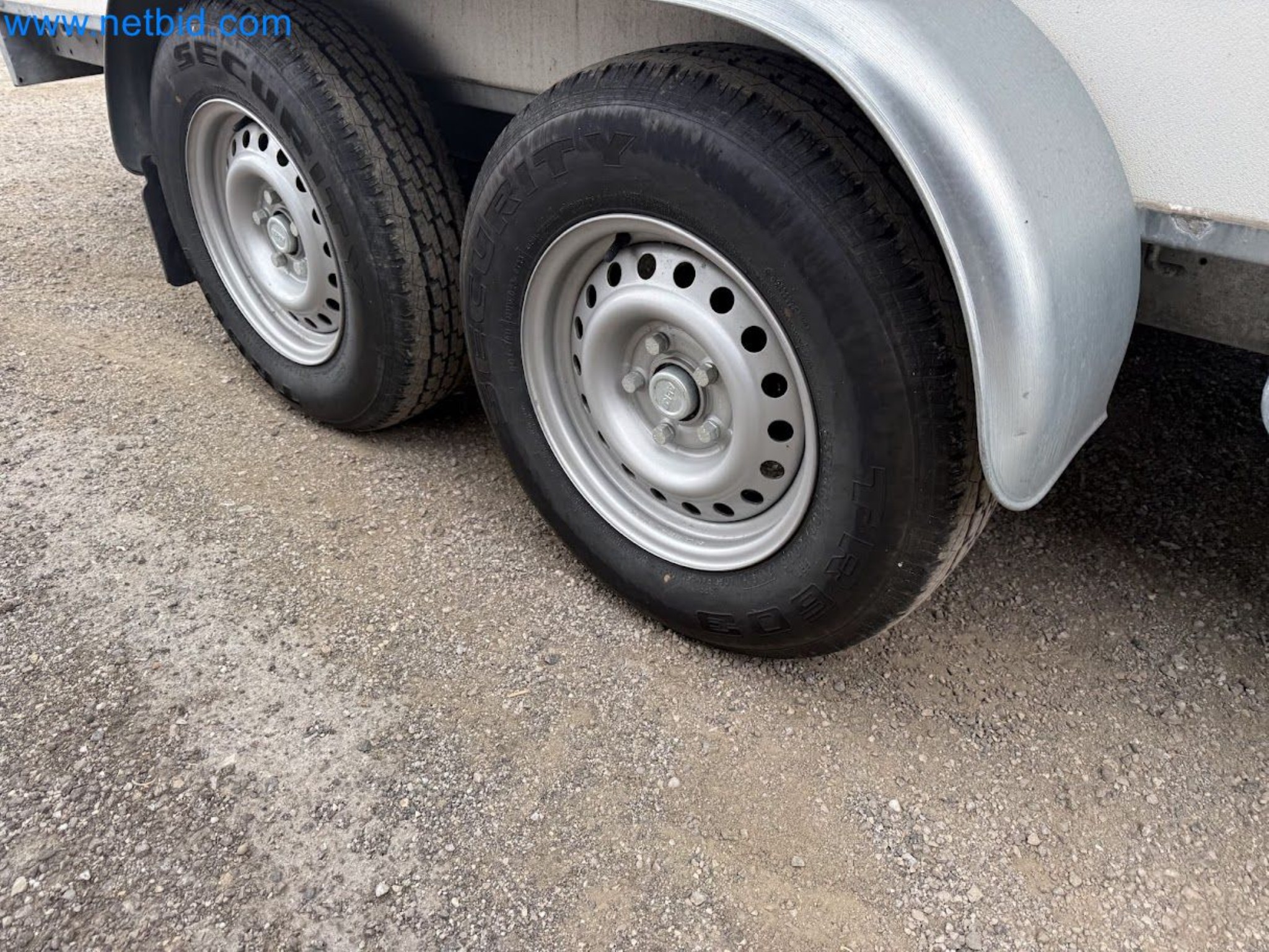 PKW Tandemanhänger Hapert SAPPHIRE TA/C39B/302 und PKW Plateau-Tandemanhänger Eduard P4-4