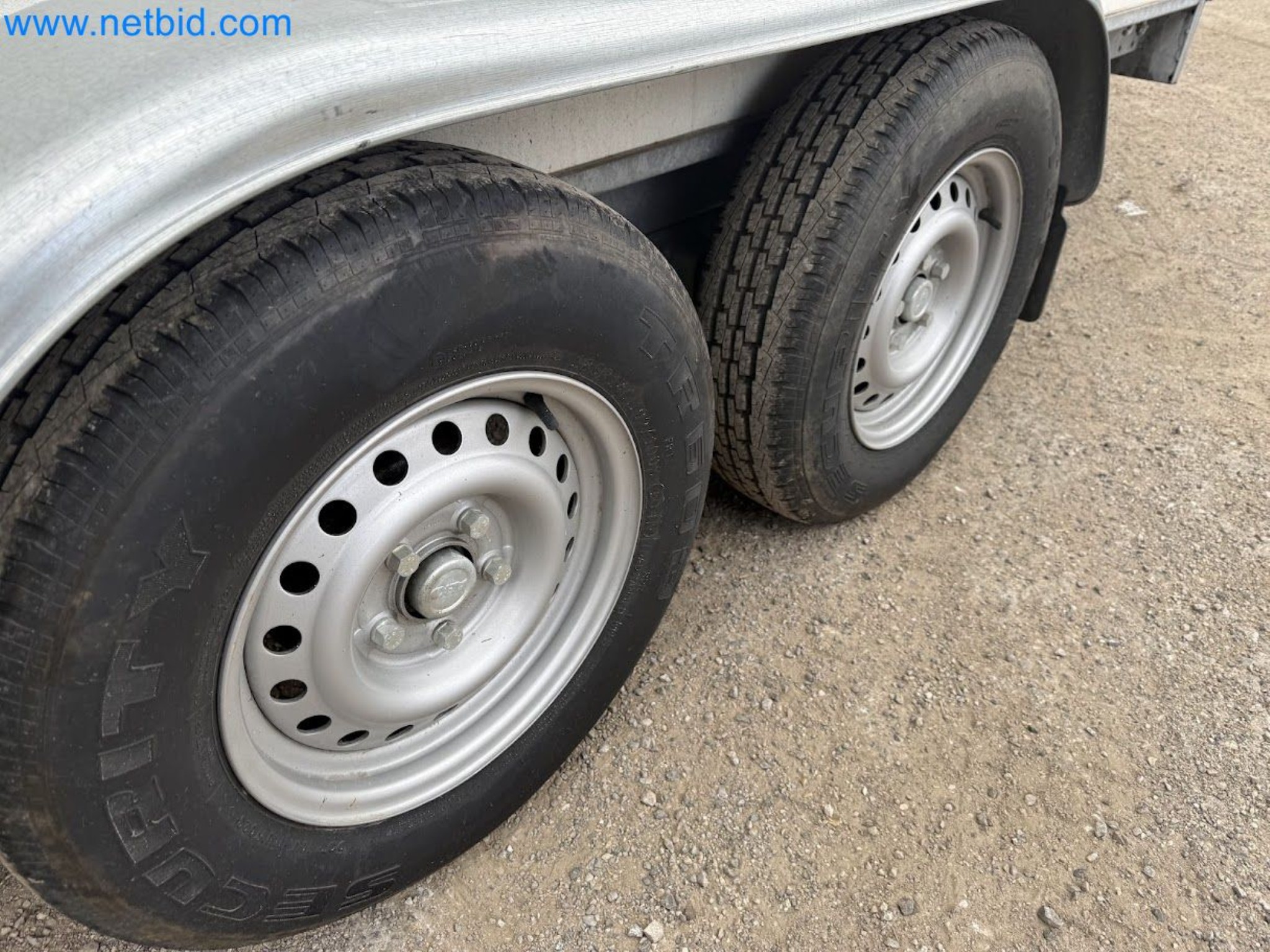 PKW Tandemanhänger Hapert SAPPHIRE TA/C39B/302 und PKW Plateau-Tandemanhänger Eduard P4-7