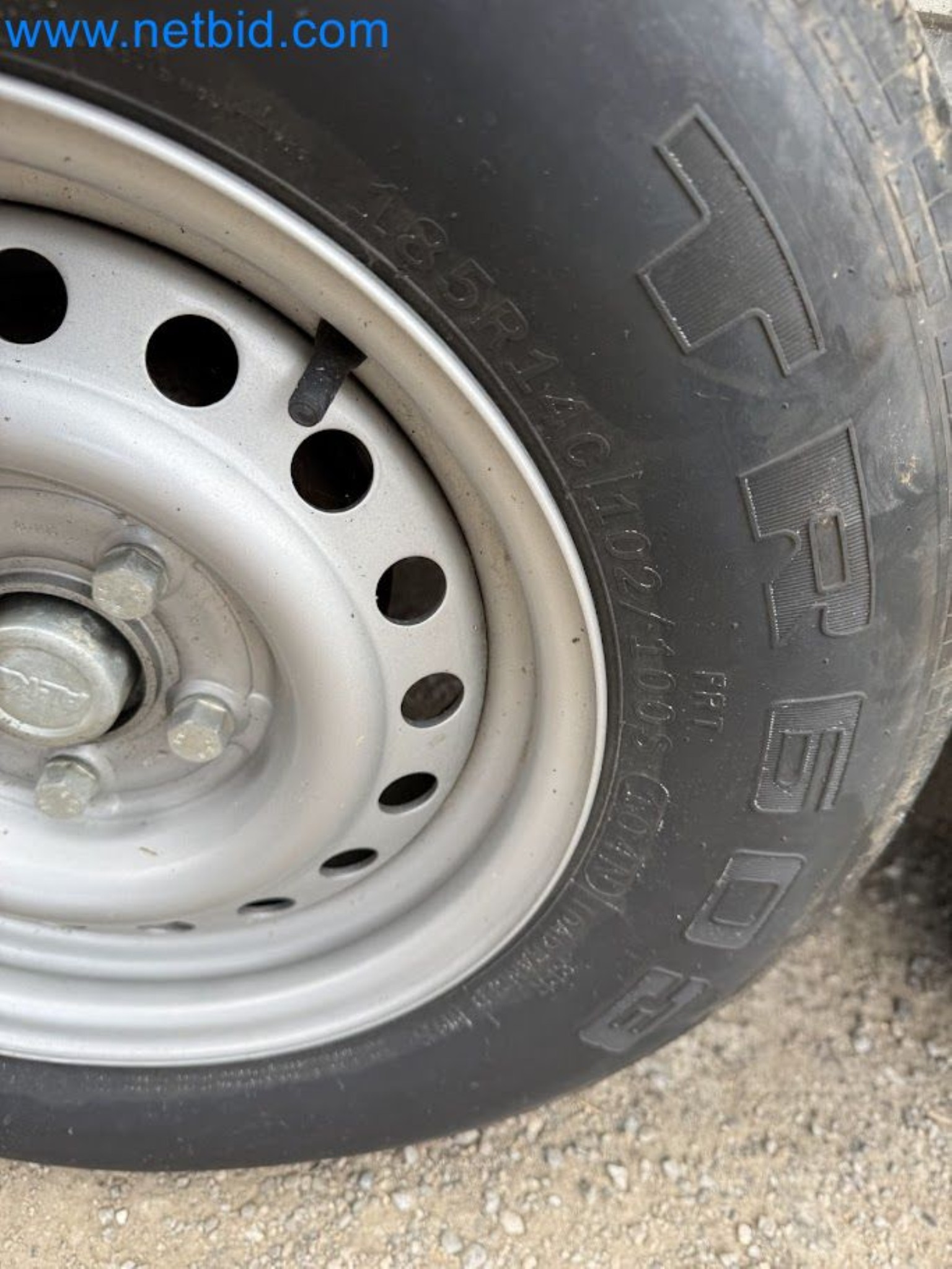 PKW Tandemanhänger Hapert SAPPHIRE TA/C39B/302 und PKW Plateau-Tandemanhänger Eduard P4-8