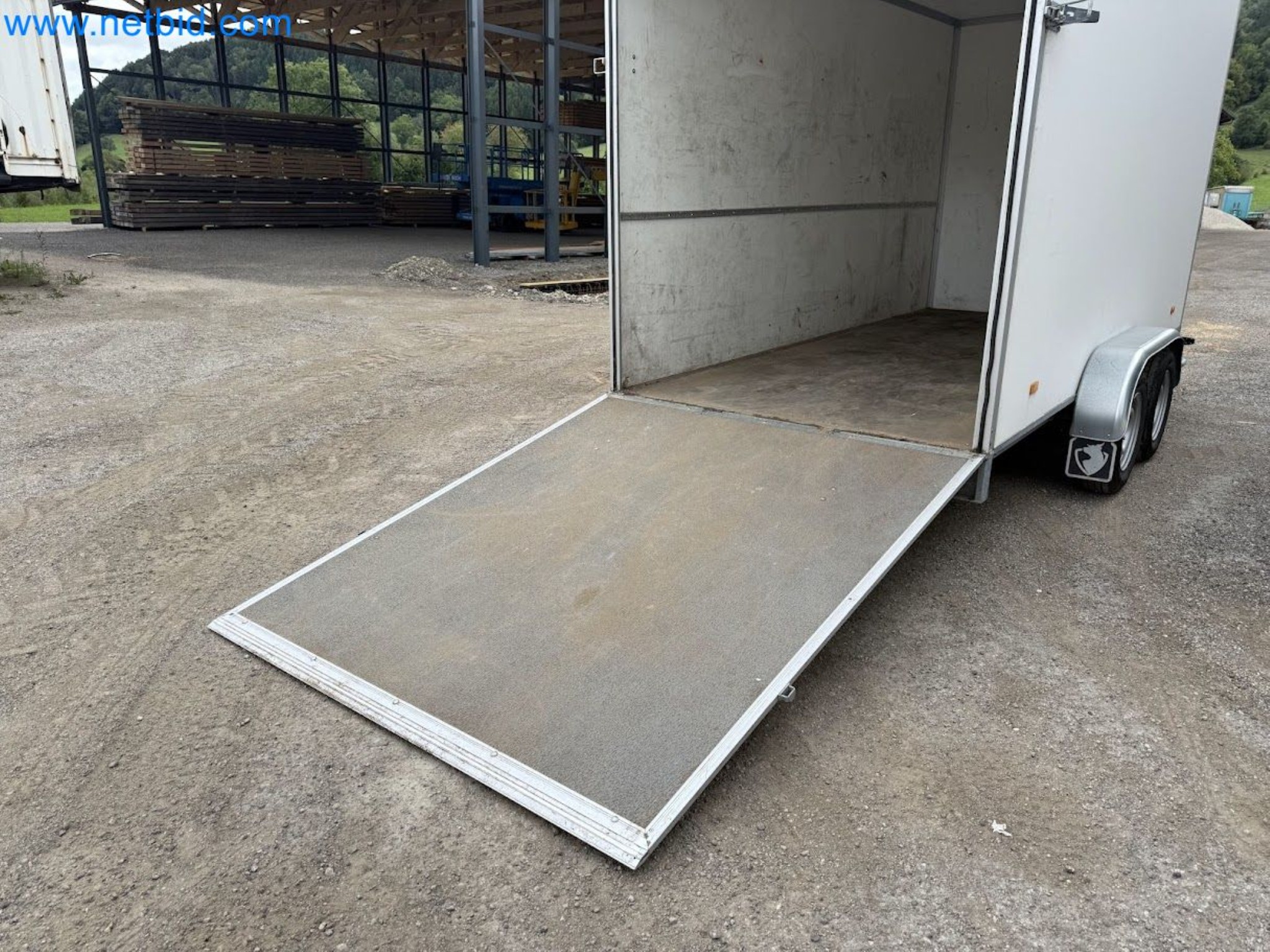 PKW Tandemanhänger Hapert SAPPHIRE TA/C39B/302 und PKW Plateau-Tandemanhänger Eduard P4-9