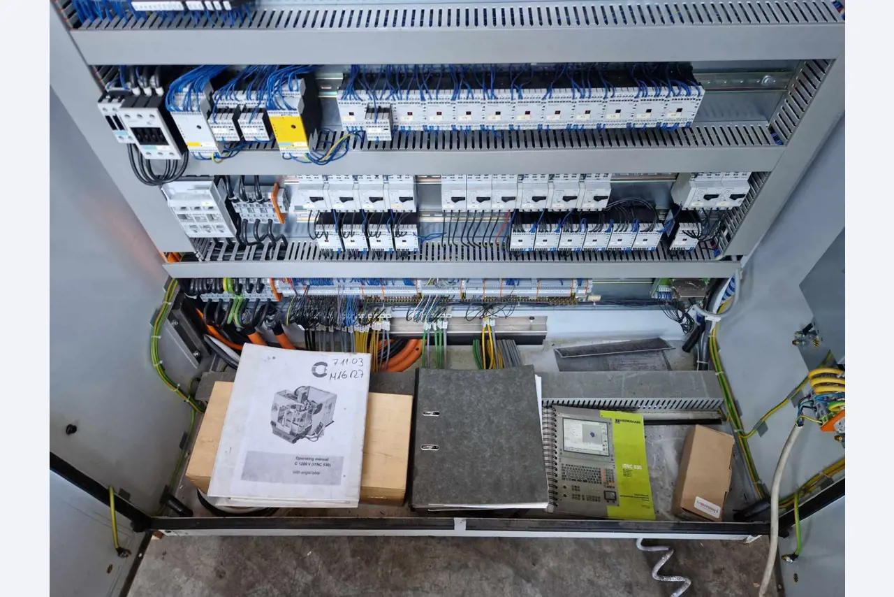 Centre d'usinage vertical 3 axes-6