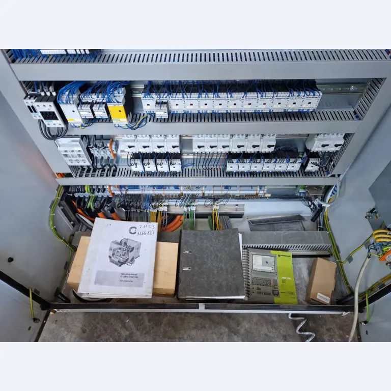 Centre d'usinage vertical 3 axes-6