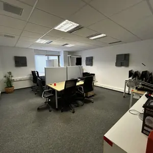 gepflegte, hochwertige Medientechnik sowie Büroausstattung