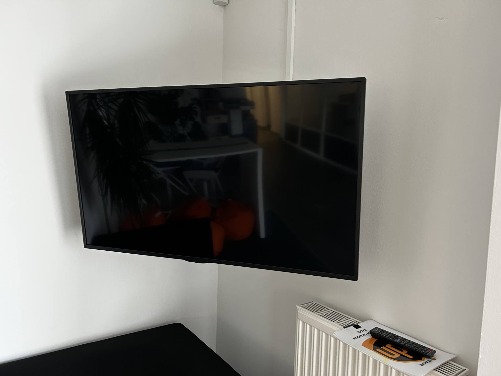 gepflegte, hochwertige Medientechnik sowie Büroausstattung-1