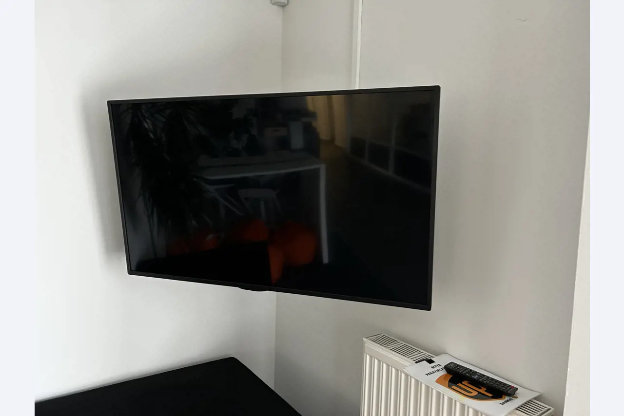 gepflegte, hochwertige Medientechnik sowie Büroausstattung-1