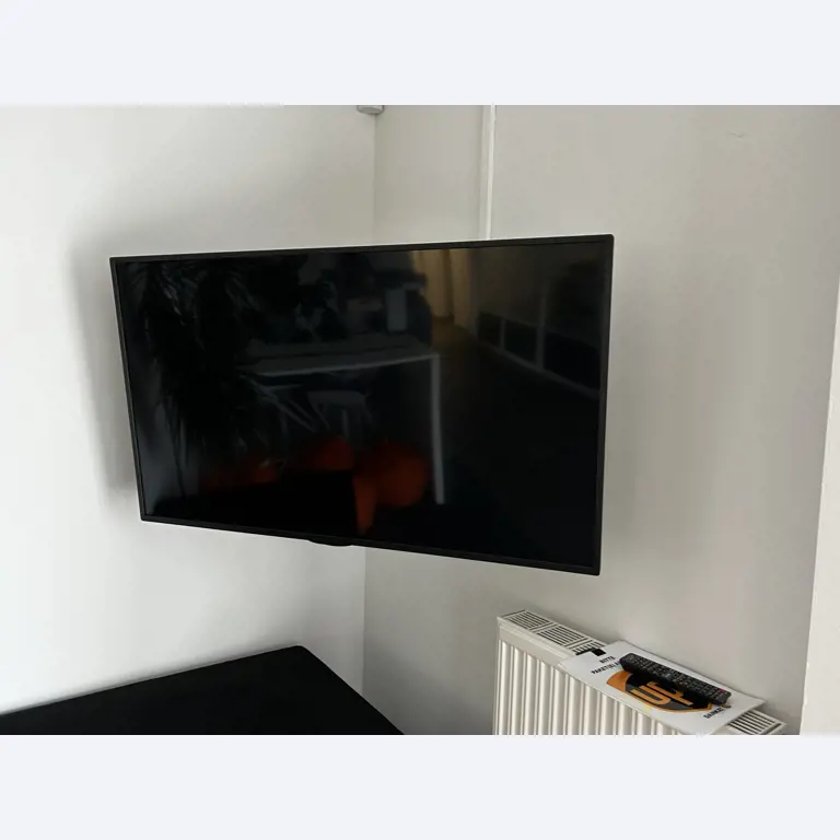 gepflegte, hochwertige Medientechnik sowie Büroausstattung-1