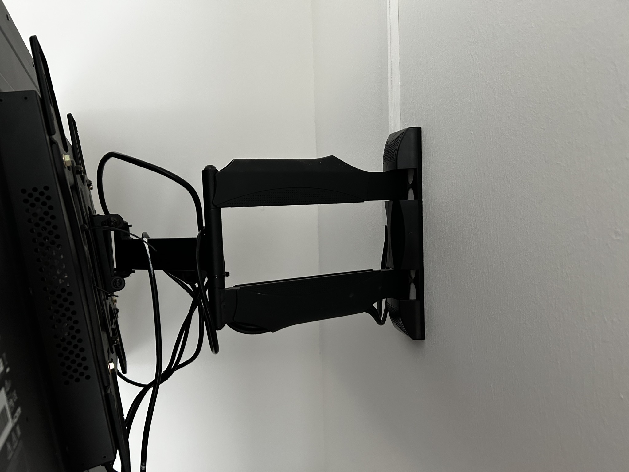 gepflegte, hochwertige Medientechnik sowie Büroausstattung-4