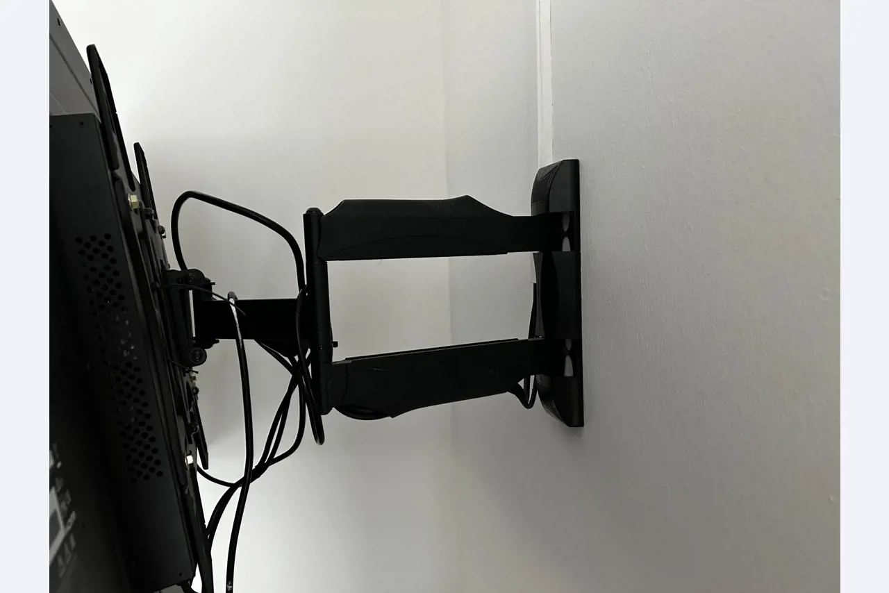 gepflegte, hochwertige Medientechnik sowie Büroausstattung-4