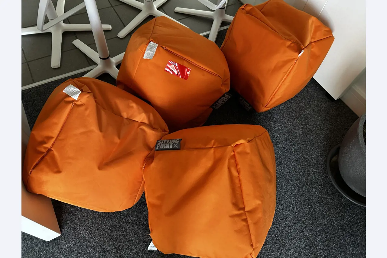 gepflegte, hochwertige Medientechnik sowie Büroausstattung-1