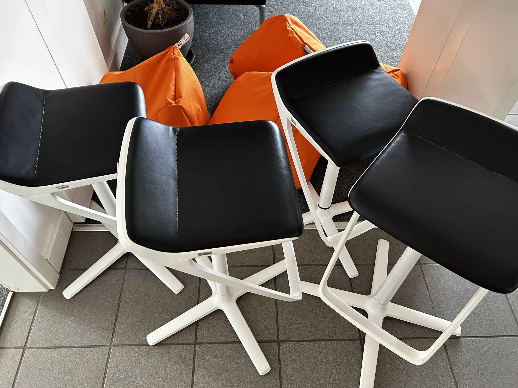 gepflegte, hochwertige Medientechnik sowie Büroausstattung-1