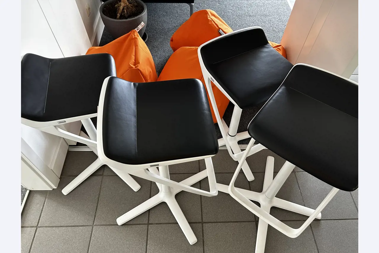 gepflegte, hochwertige Medientechnik sowie Büroausstattung-1