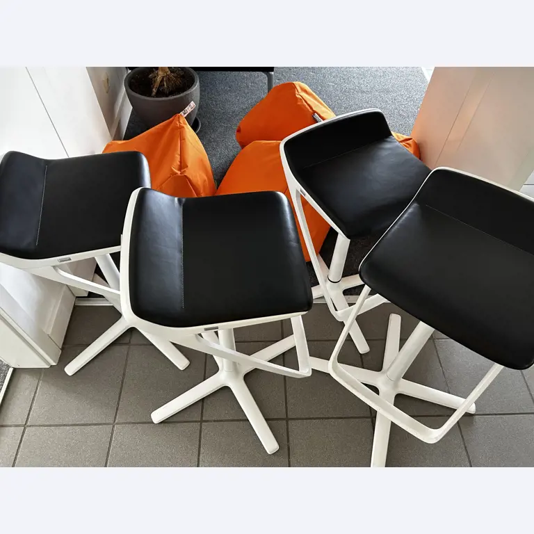 gepflegte, hochwertige Medientechnik sowie Büroausstattung-1