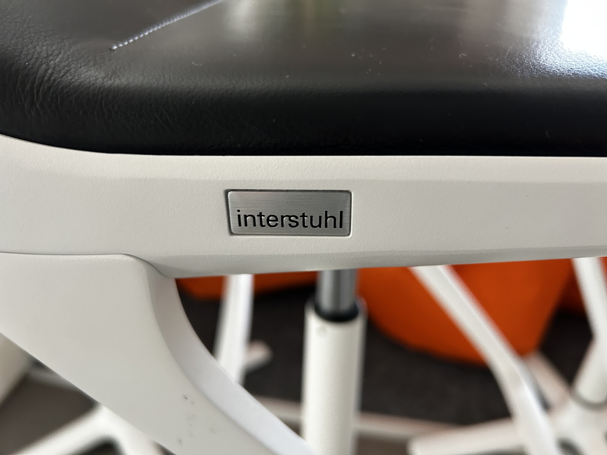 gepflegte, hochwertige Medientechnik sowie Büroausstattung-2