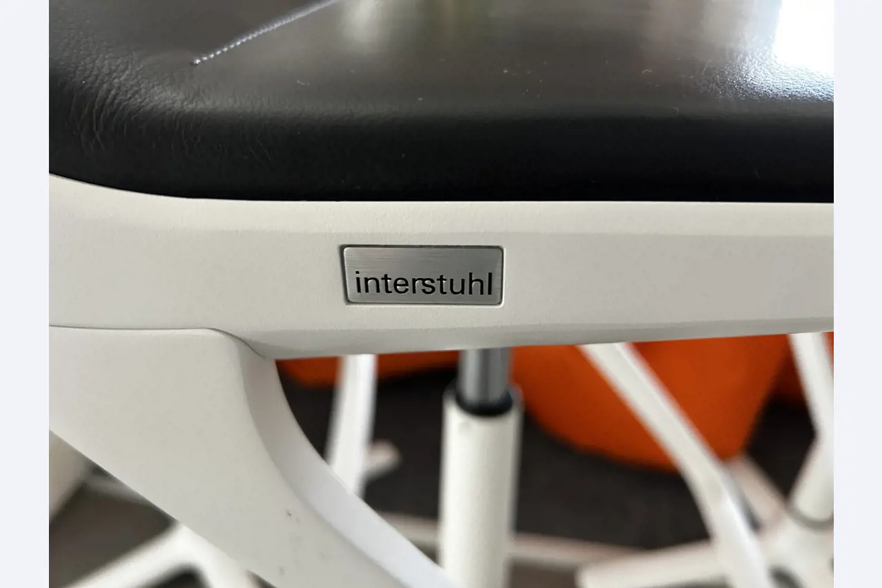 gepflegte, hochwertige Medientechnik sowie Büroausstattung-2