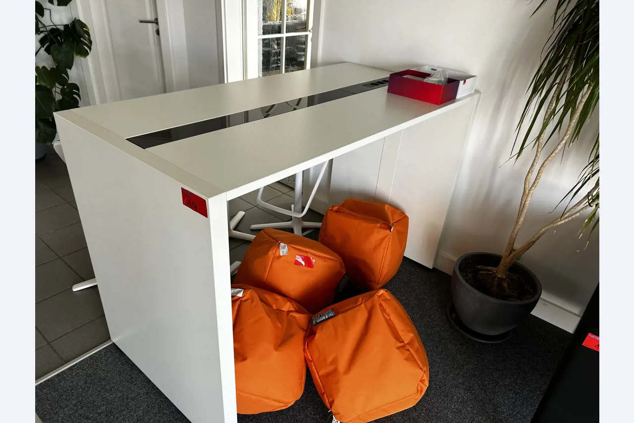 gepflegte, hochwertige Medientechnik sowie Büroausstattung-1