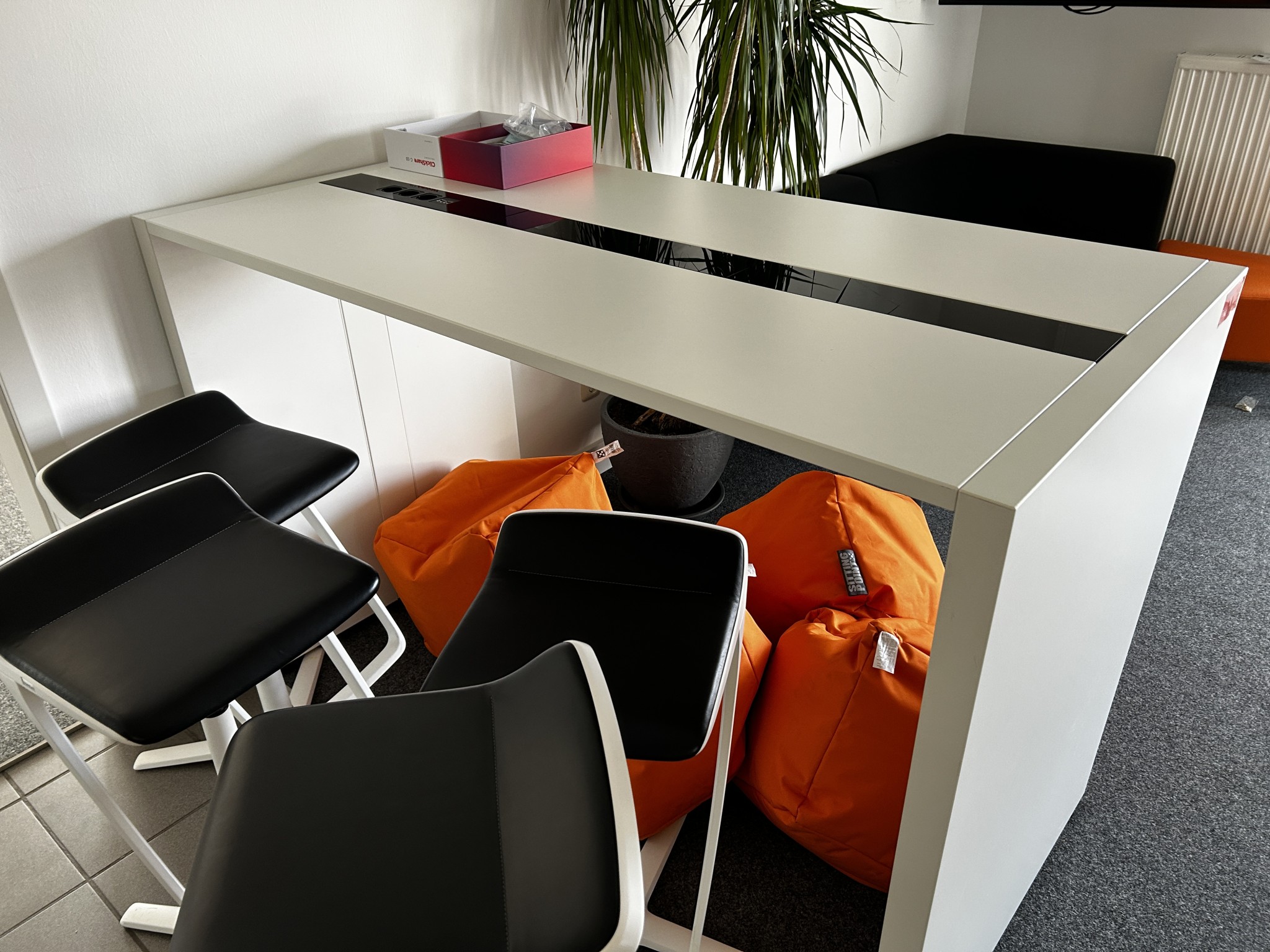 gepflegte, hochwertige Medientechnik sowie Büroausstattung-2