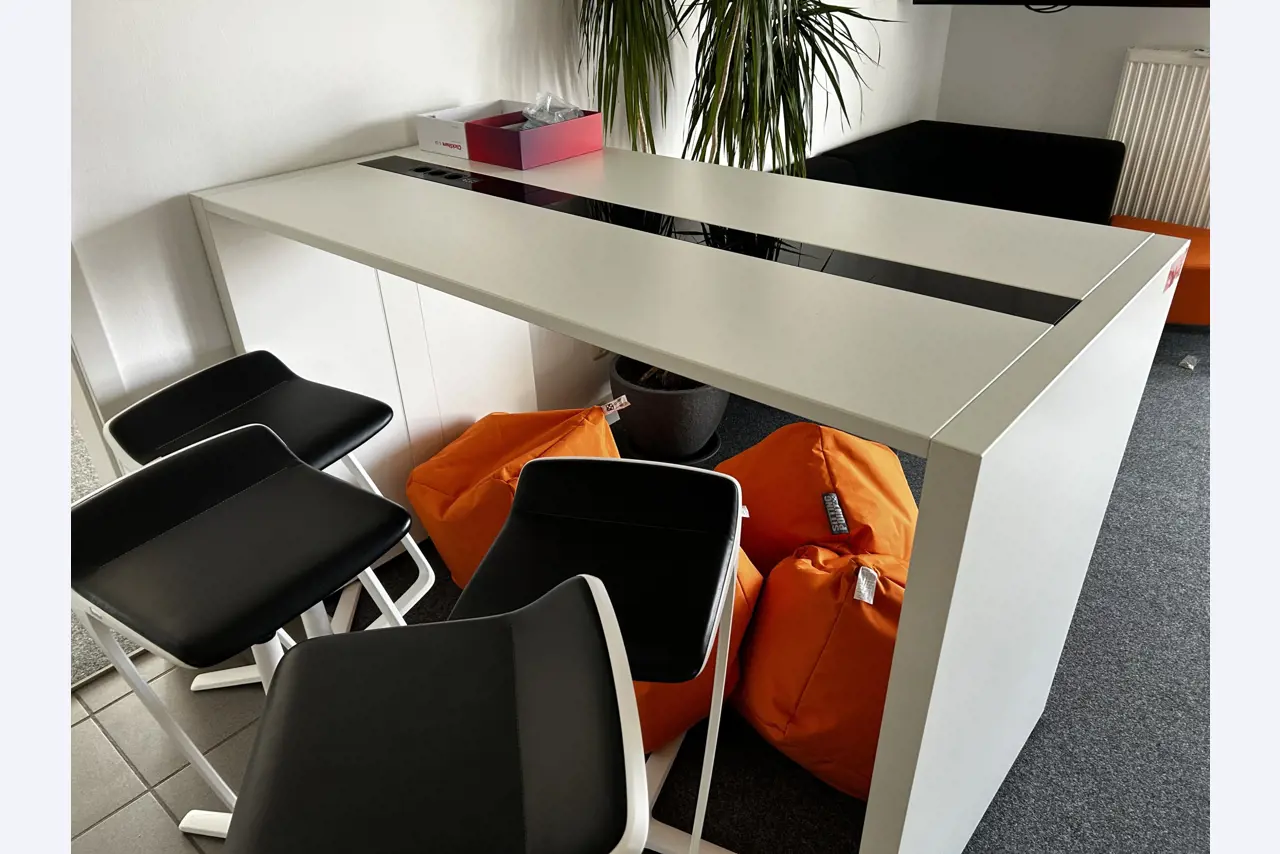 gepflegte, hochwertige Medientechnik sowie Büroausstattung-2